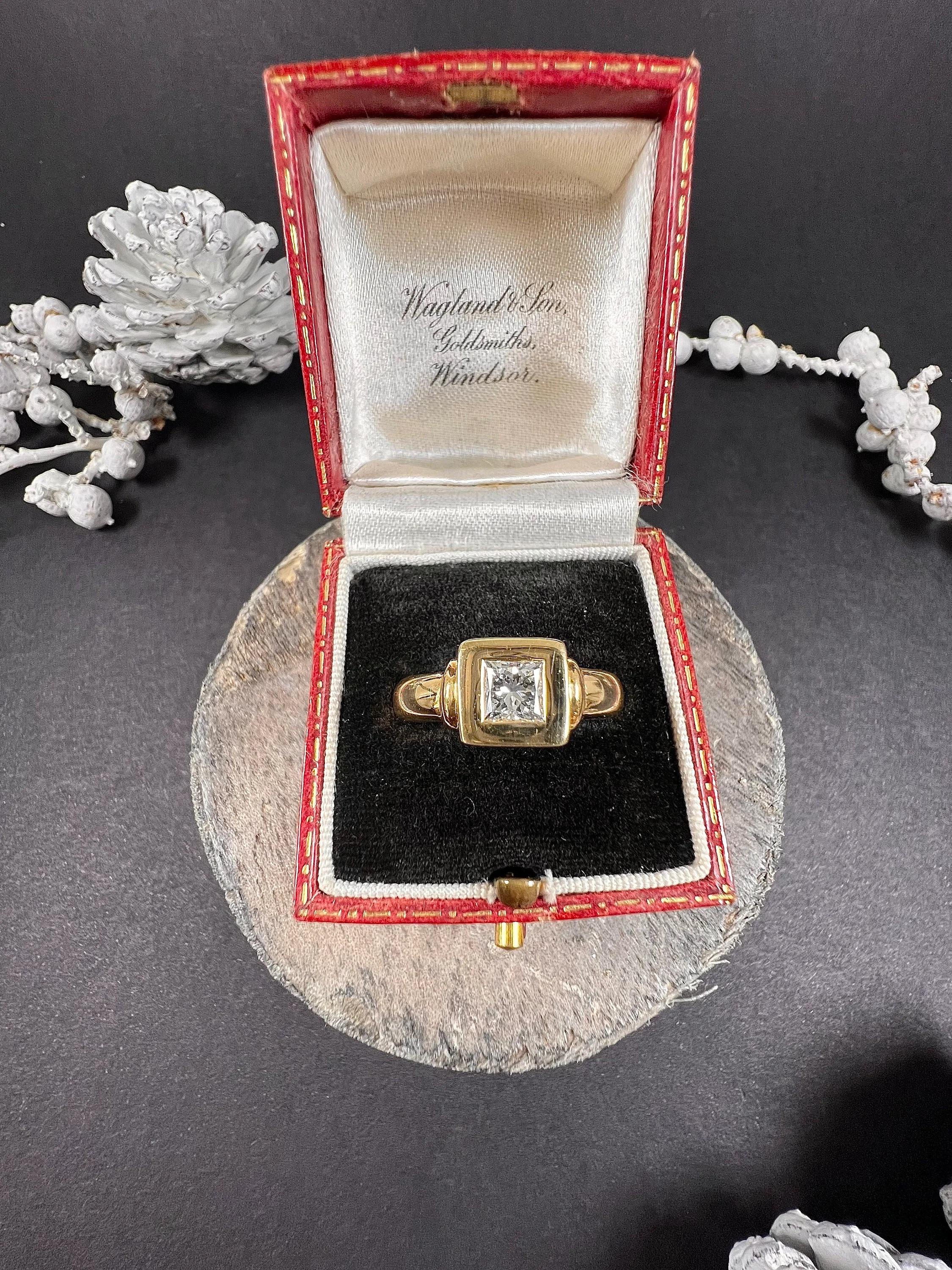 Vintage 1980’s, 18ct Yellow Gold French, Princess Cut Diamond Single Stone Ring For Sale 7