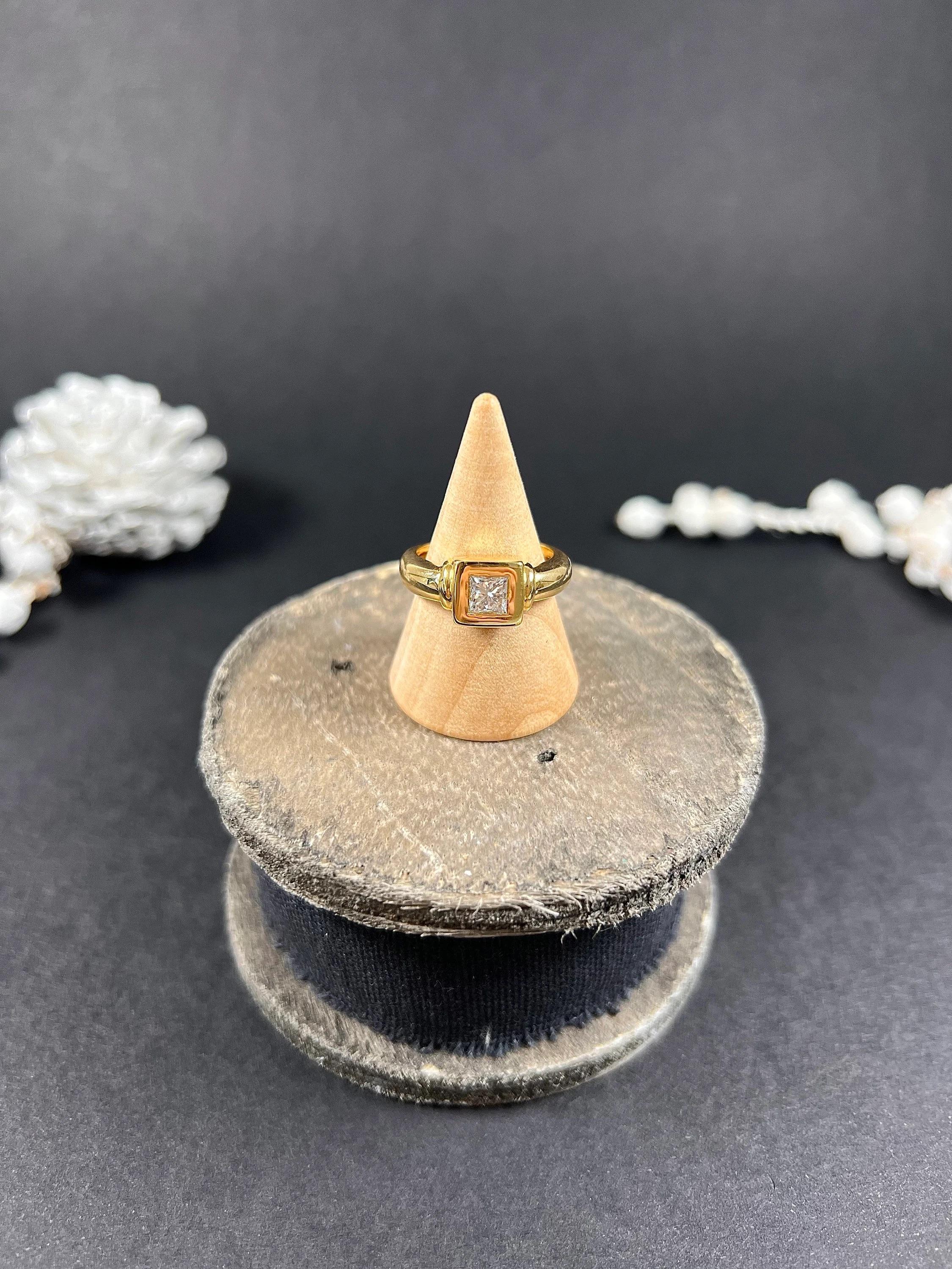 Vintage Diamond Ring 

18ct Gold French Stamped

Circa 1980s

This vintage 9ct yellow gold diamond single-stone ring is a true beauty. It features a stunning centre princess cut diamond that is approximately 0.80cts, set in a solid yellow gold band