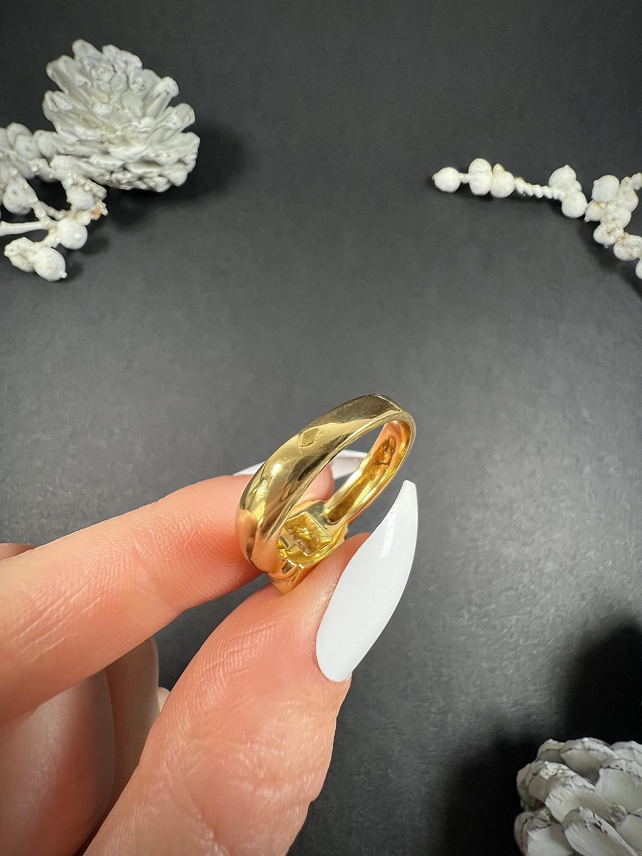 Vintage 1980’s, 18ct Yellow Gold French, Princess Cut Diamond Single Stone Ring In Good Condition For Sale In Brighton, GB