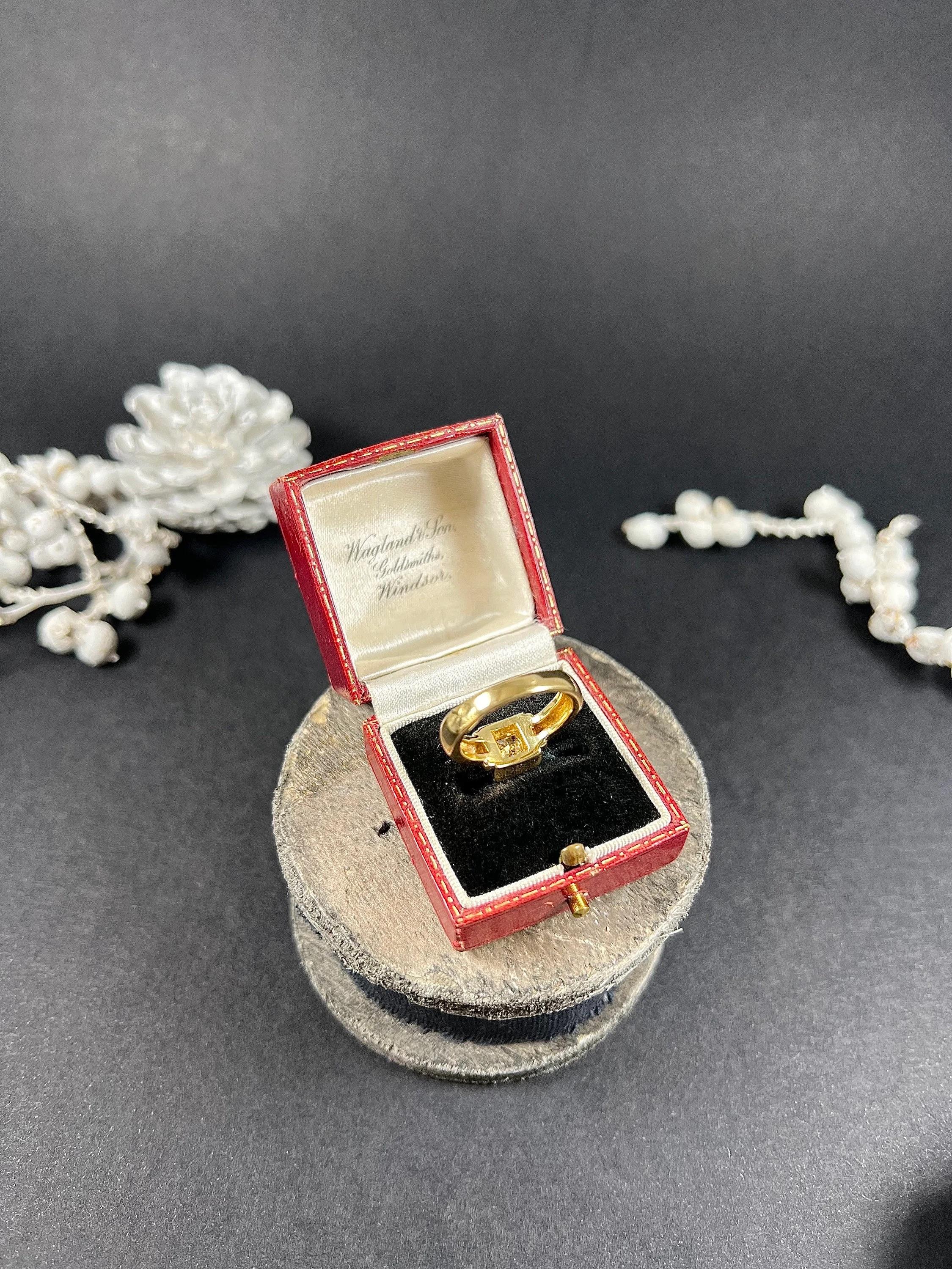Women's or Men's Vintage 1980’s, 18ct Yellow Gold French, Princess Cut Diamond Single Stone Ring For Sale