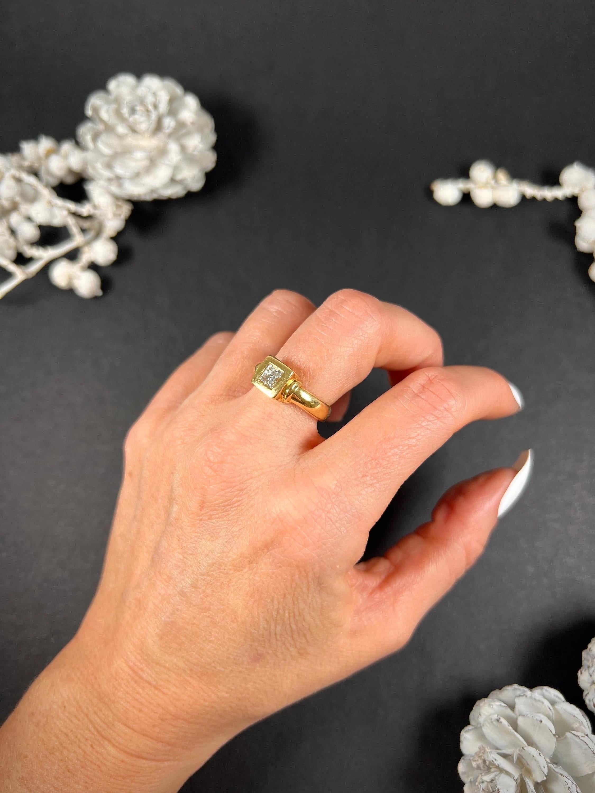Vintage 1980’s, 18ct Yellow Gold French, Princess Cut Diamond Single Stone Ring For Sale 1
