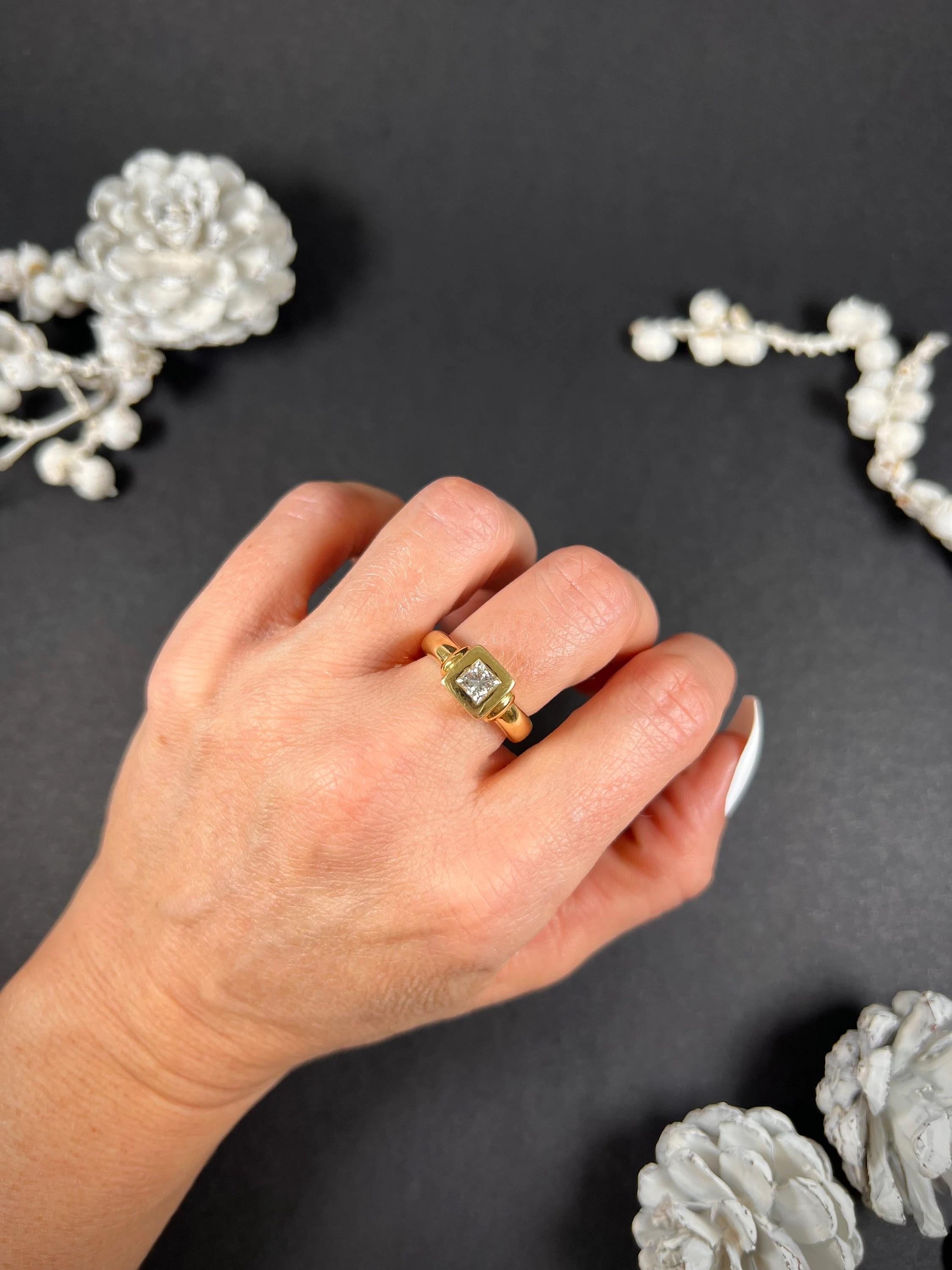 Vintage 1980’s, 18ct Yellow Gold French, Princess Cut Diamond Single Stone Ring For Sale 2