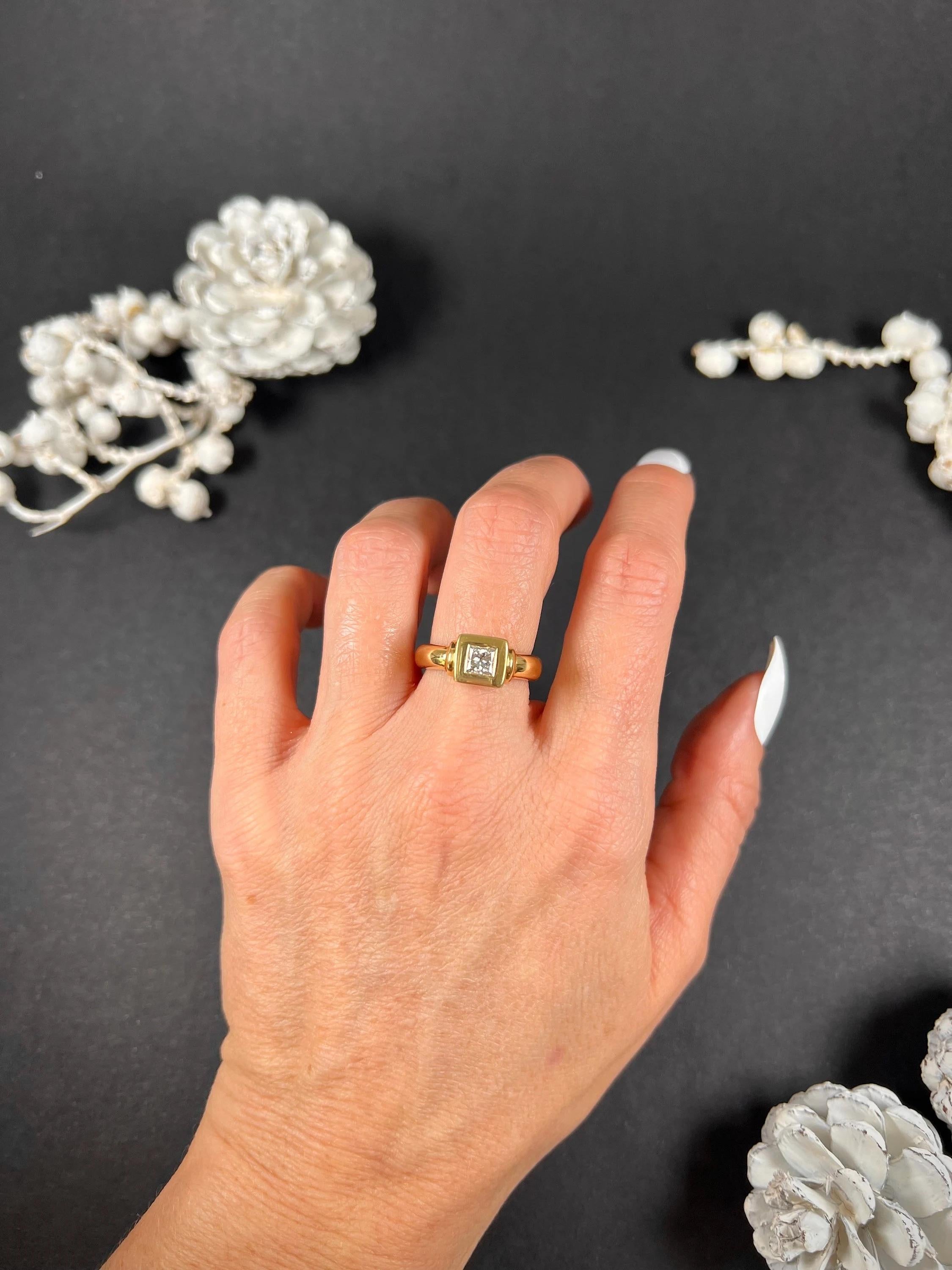 Vintage 1980’s, 18ct Yellow Gold French, Princess Cut Diamond Single Stone Ring For Sale 3