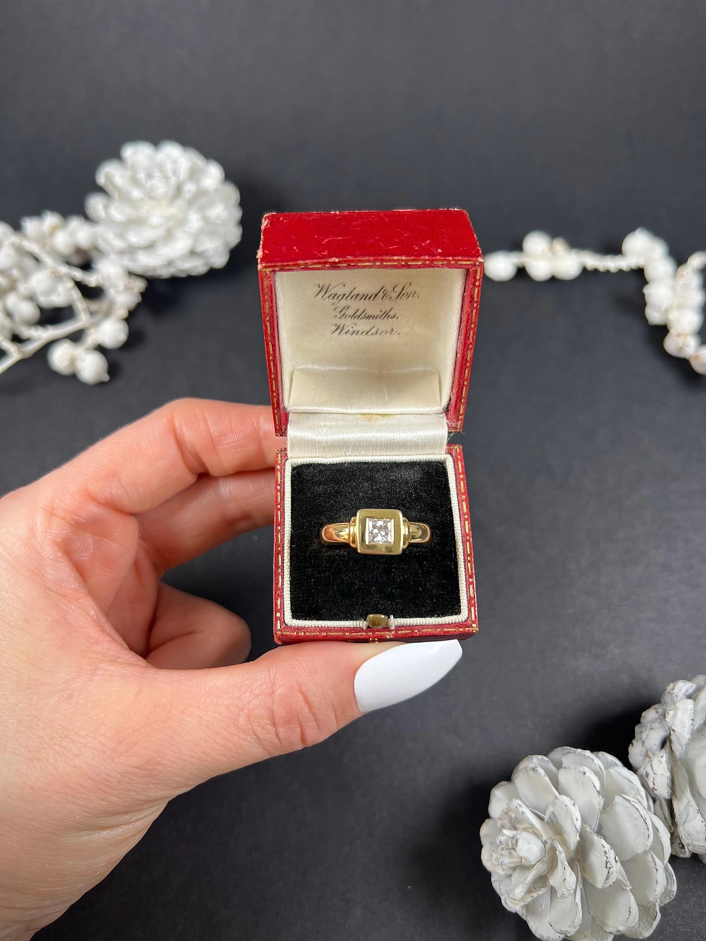 Vintage 1980’s, 18ct Yellow Gold French, Princess Cut Diamond Single Stone Ring For Sale 4