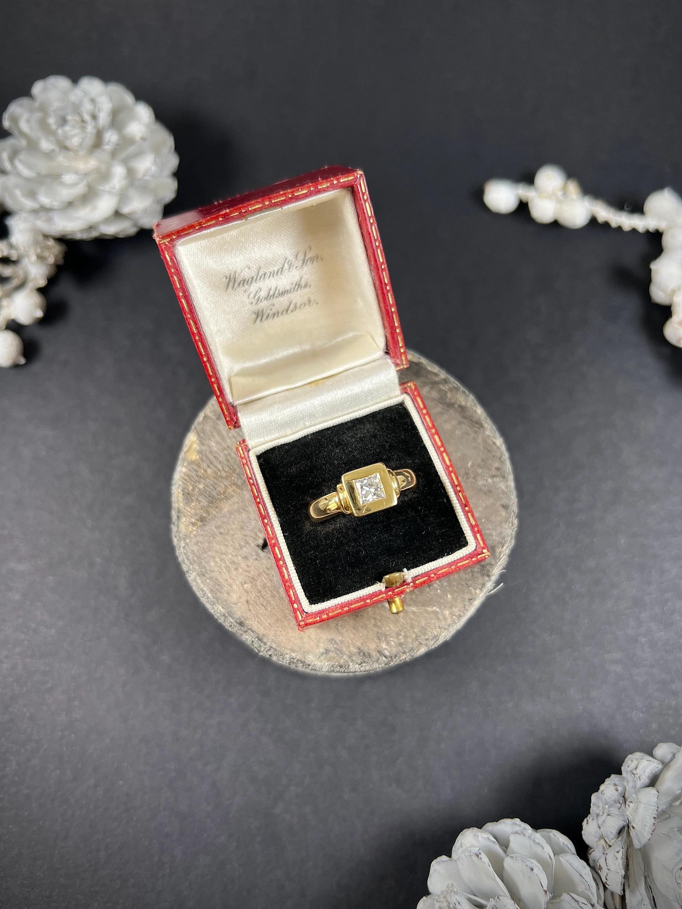 Vintage 1980’s, 18ct Yellow Gold French, Princess Cut Diamond Single Stone Ring For Sale 5