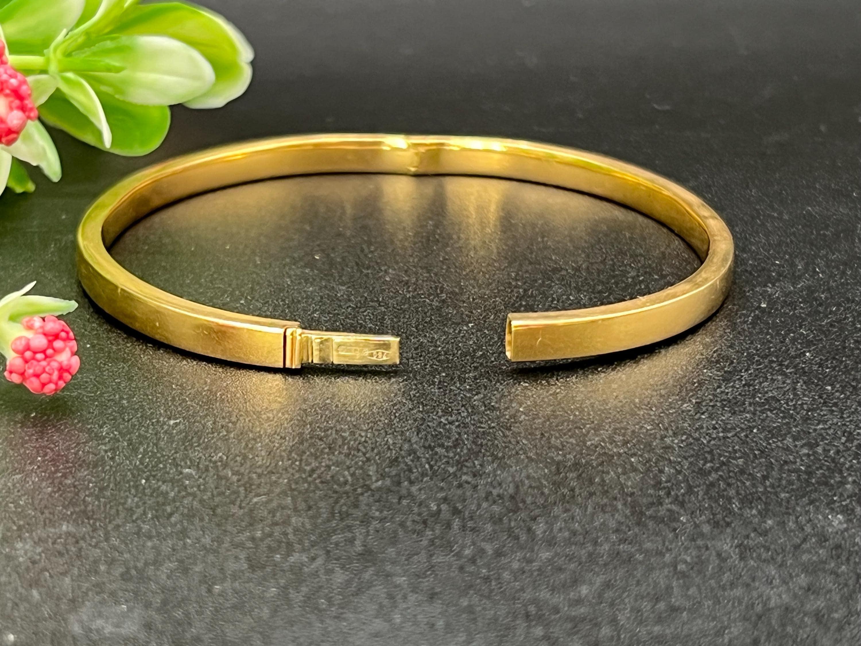 Vintage Gelbgold Plain Scharnier Armreif 

18-Karat-Gold 

Circa 1980er Jahre

Ein klassischer und eleganter Armreif aus massivem 18-karätigem Gelbgold mit einer glatten, schlichten Oberfläche, die den Reichtum des Metalls hervorhebt. Der Armreif
