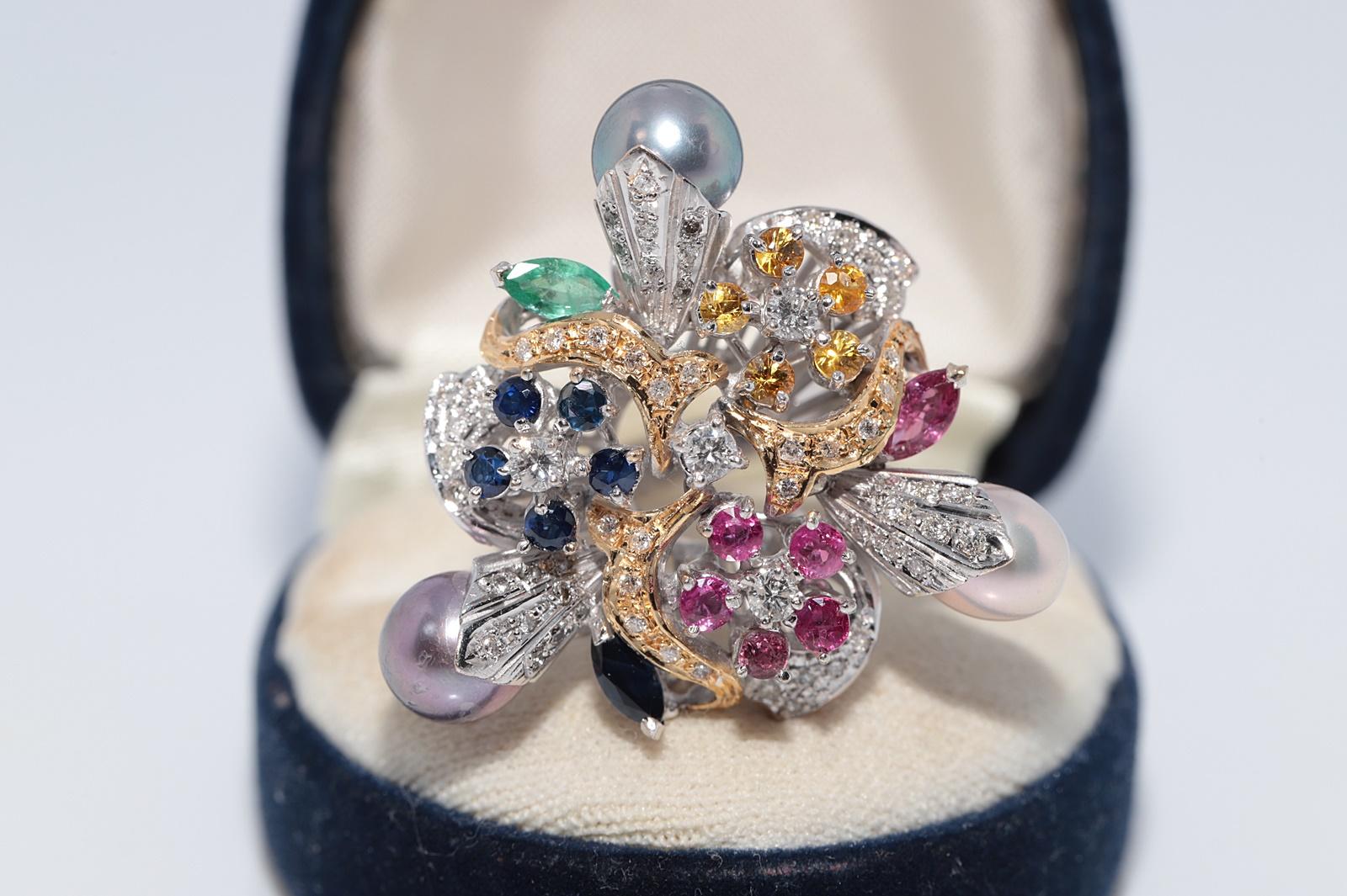 In sehr gutem Zustand.
Das Gesamtgewicht beträgt 17.3 Gramm.
Insgesamt ist Diamant 0,55 Karat.
Der Diamant hat die Farbe H-I und s1-s2.
Insgesamt ist Smaragd 0,20 Karat.
Insgesamt ist Rubin 0,50 Karat.
Säure getestet zu sein 18k echtes
