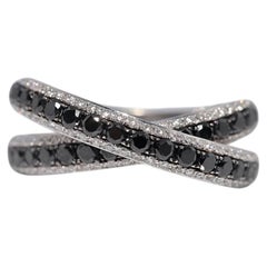 Vintage 1980s 18k Gold Natural Black And White Diamond Decorated Ring