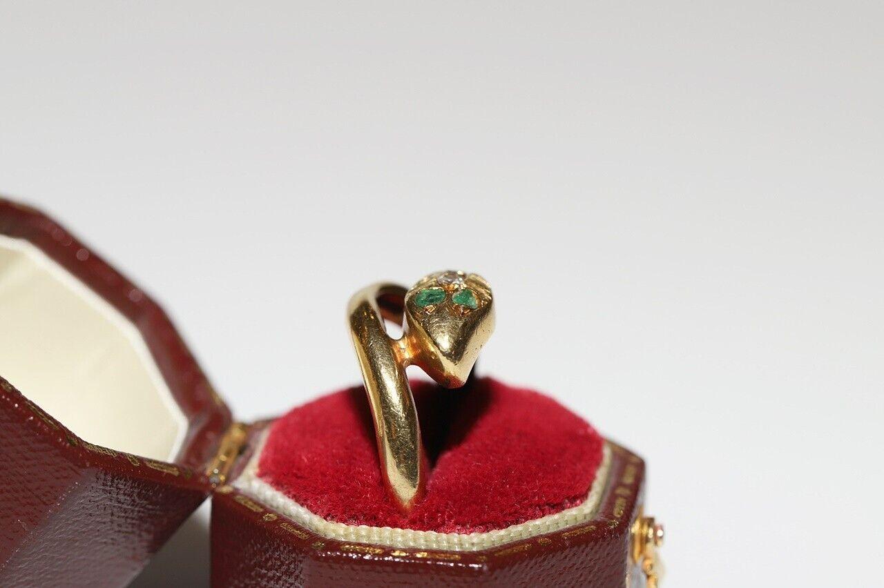Vintage 1980er Jahre 18 Karat Gold Natürlicher Diamant und Smaragd Dekorierter Schlangenring 7