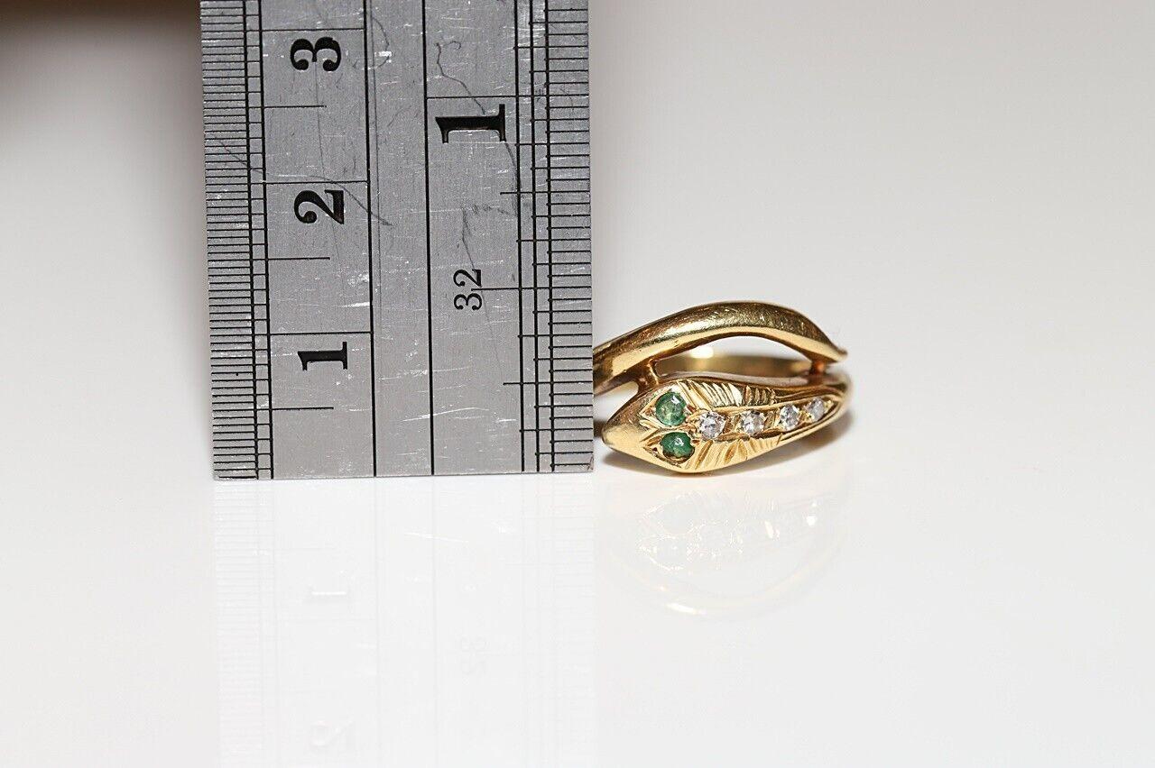 Vintage 1980er Jahre 18 Karat Gold Natürlicher Diamant und Smaragd Dekorierter Schlangenring 1
