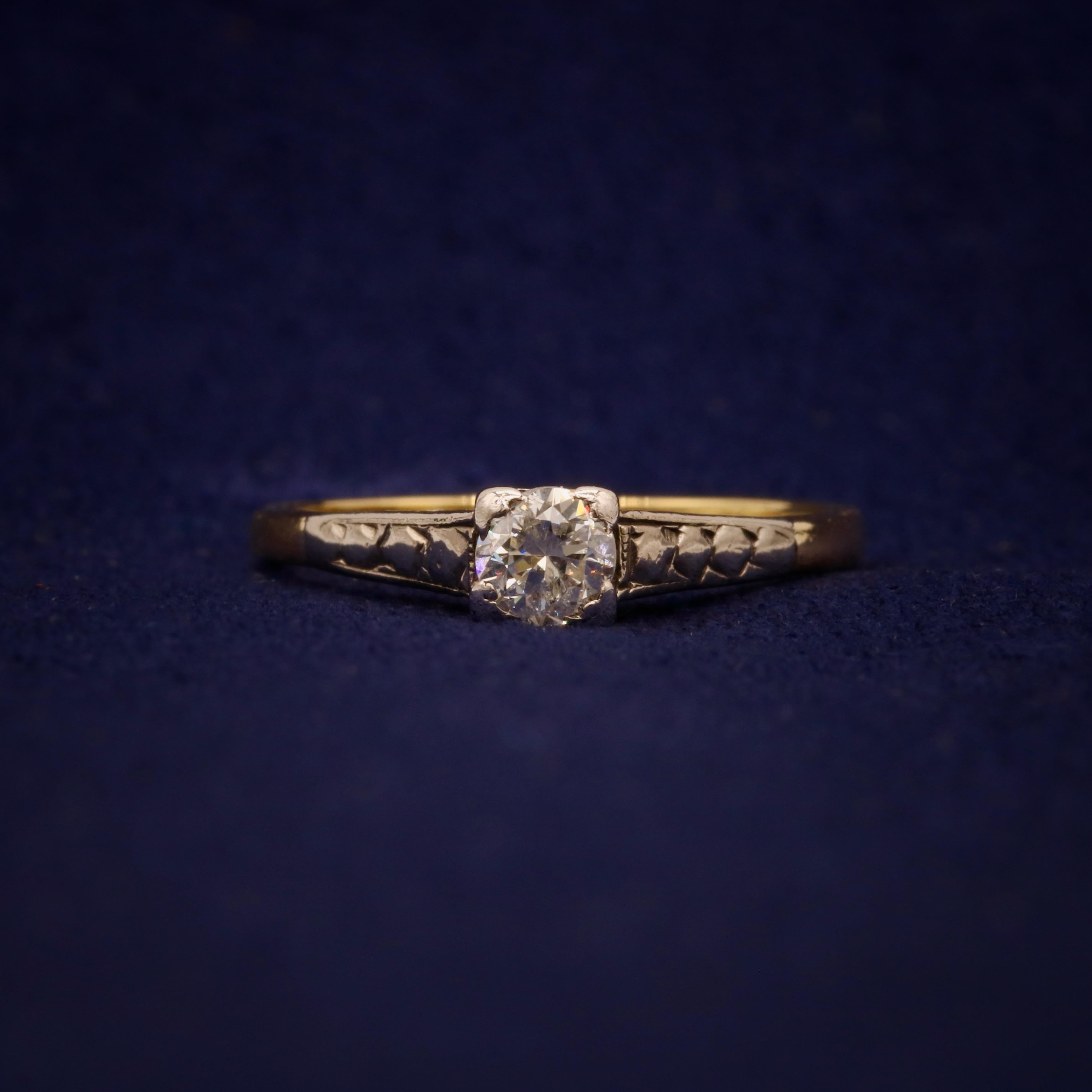 Taille brillant Bague solitaire vintage des années 1980 en or jaune 18 carats et platine avec 0,21 carat de diamants en vente