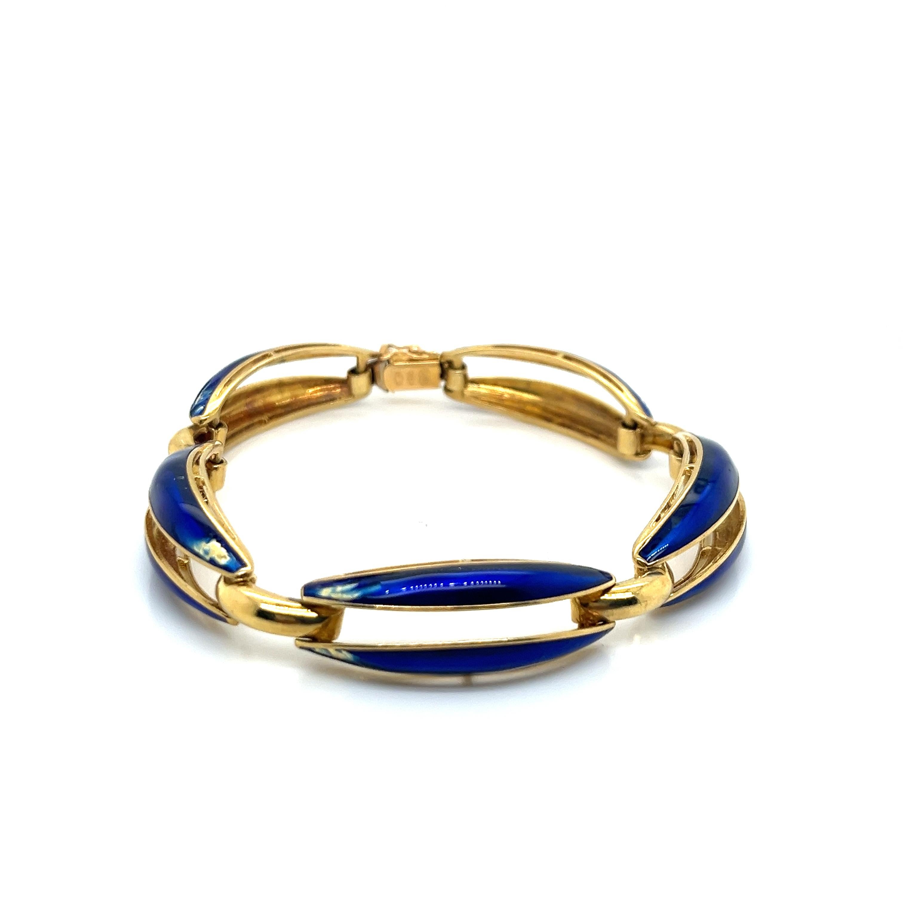 Vintage 1980s 18K Yellow Gold Italian Blue Enamel and Gold Bracelet

This exquisite vintage bracelet from the 1980s combines the rich warmth of 18k yellow gold with vibrant blue enamel, showcasing the pinnacle of Italian jewelry craftsmanship.