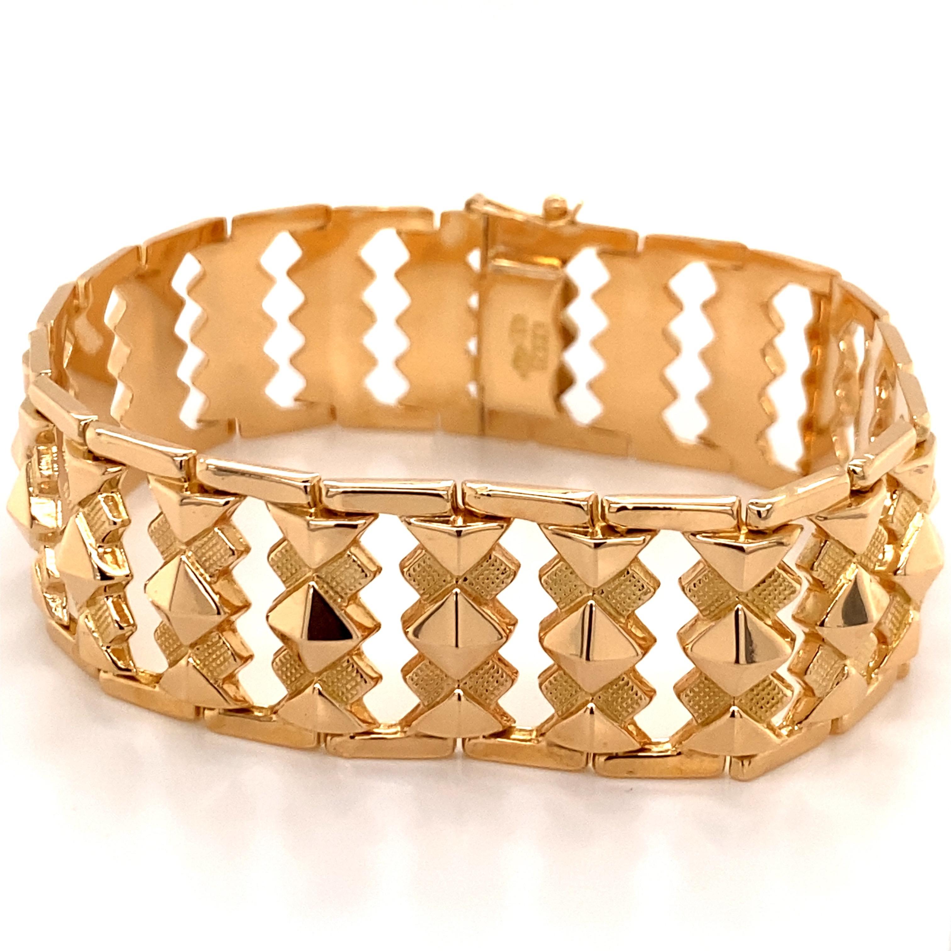 Vintage 1980's 18K Yellow gold Wide Link Bracelet - Le bracelet mesure 7 1/2 pouces de long et 7/8 pouces de large. Les maillons ont une finition à la fois brillante et brossée, et le fermoir est un fermoir à plongeur caché avec une sécurité en