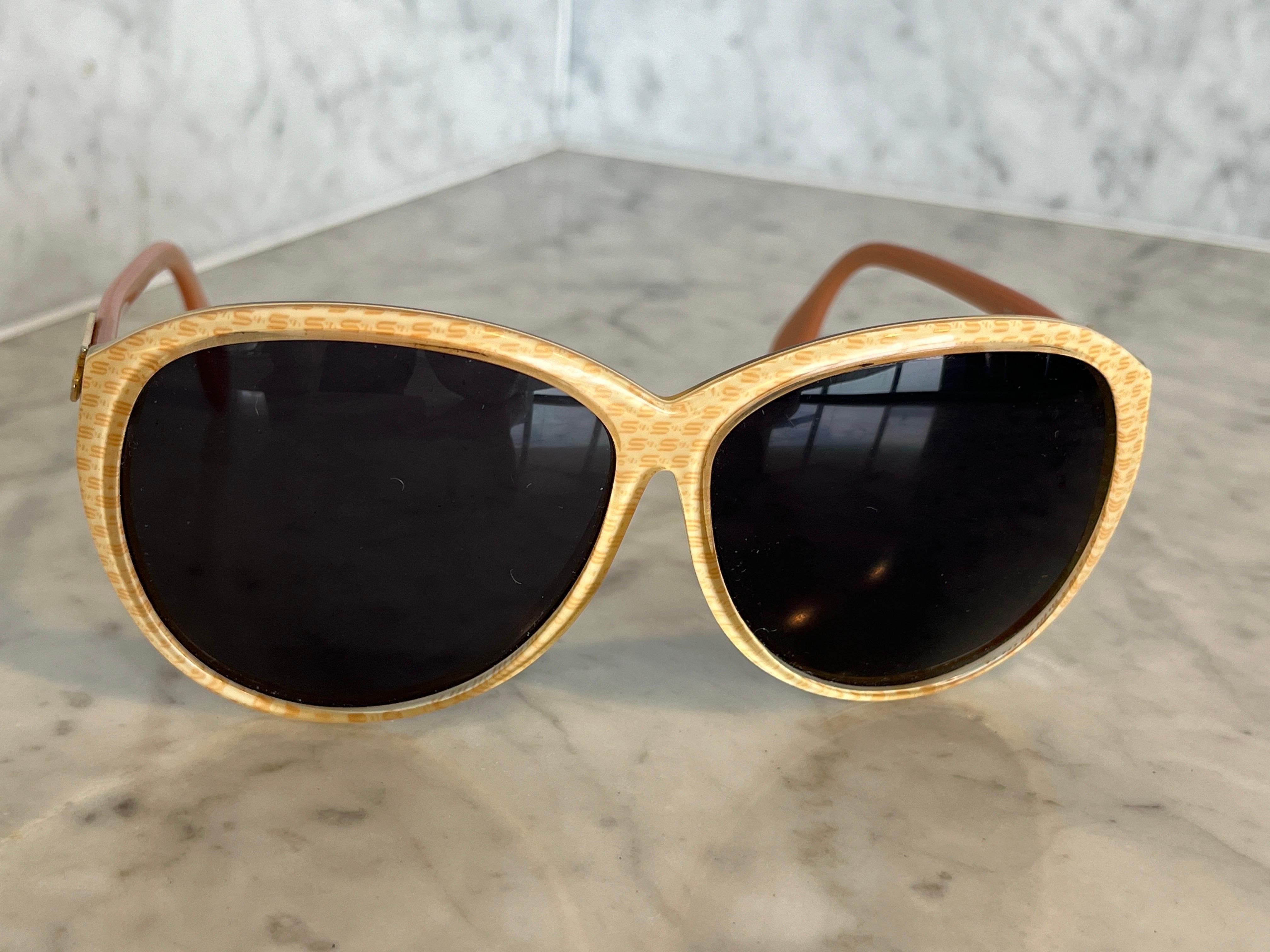Vintage 1980’s 2 tone apricot sunglasses by Silhouette

With unique monogram

Great to dress up an outfit or for that fun resort look

Frames and lenses I good condition. New lenses fitted.