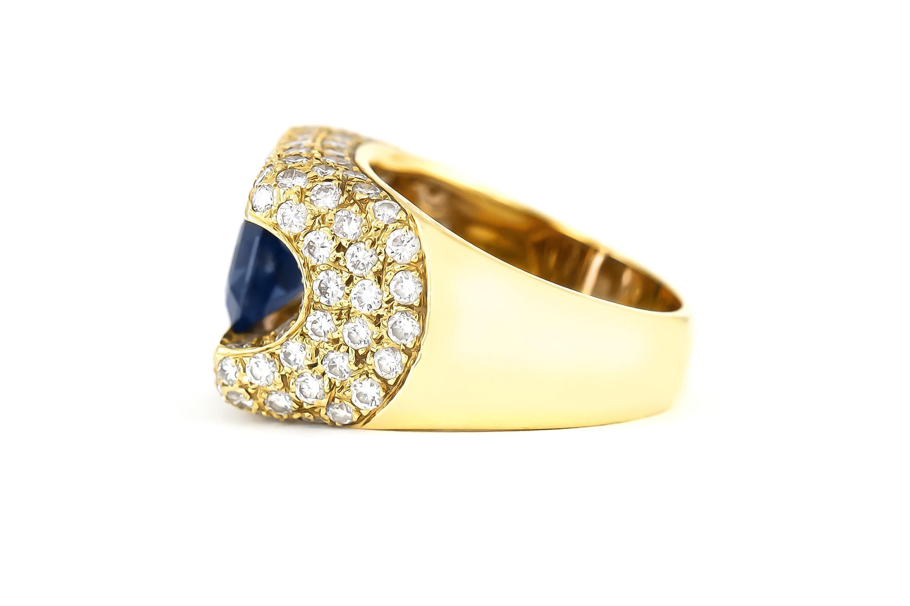 Fein gearbeitet in 18 Karat Gelbgold mit einem Saphir im Smaragdschliff mit einem Gewicht von etwa 2,00 Karat.
Der Ring ist mit runden Diamanten im Brillantschliff mit einem Gesamtgewicht von etwa 4,00 Karat besetzt.
Circa 1980er Jahre
Größe 6 3/4,