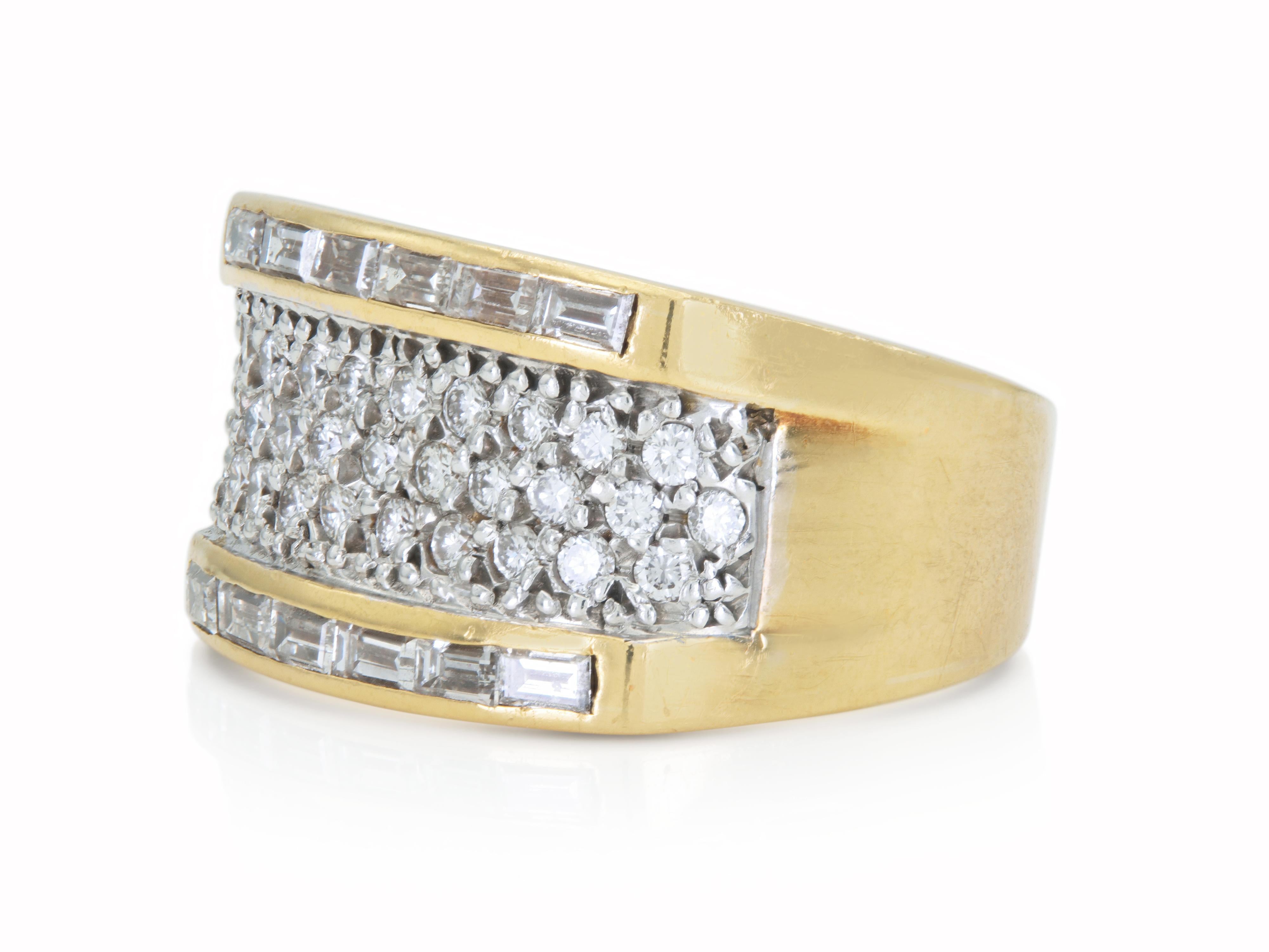 Finamente elaborada en oro amarillo y blanco de 18 quilates, con diamantes talla baguette y redondos brillantes de un peso total aproximado de 2,50 quilates.
Alrededor de 1980
Tamaño 5, redimensionable