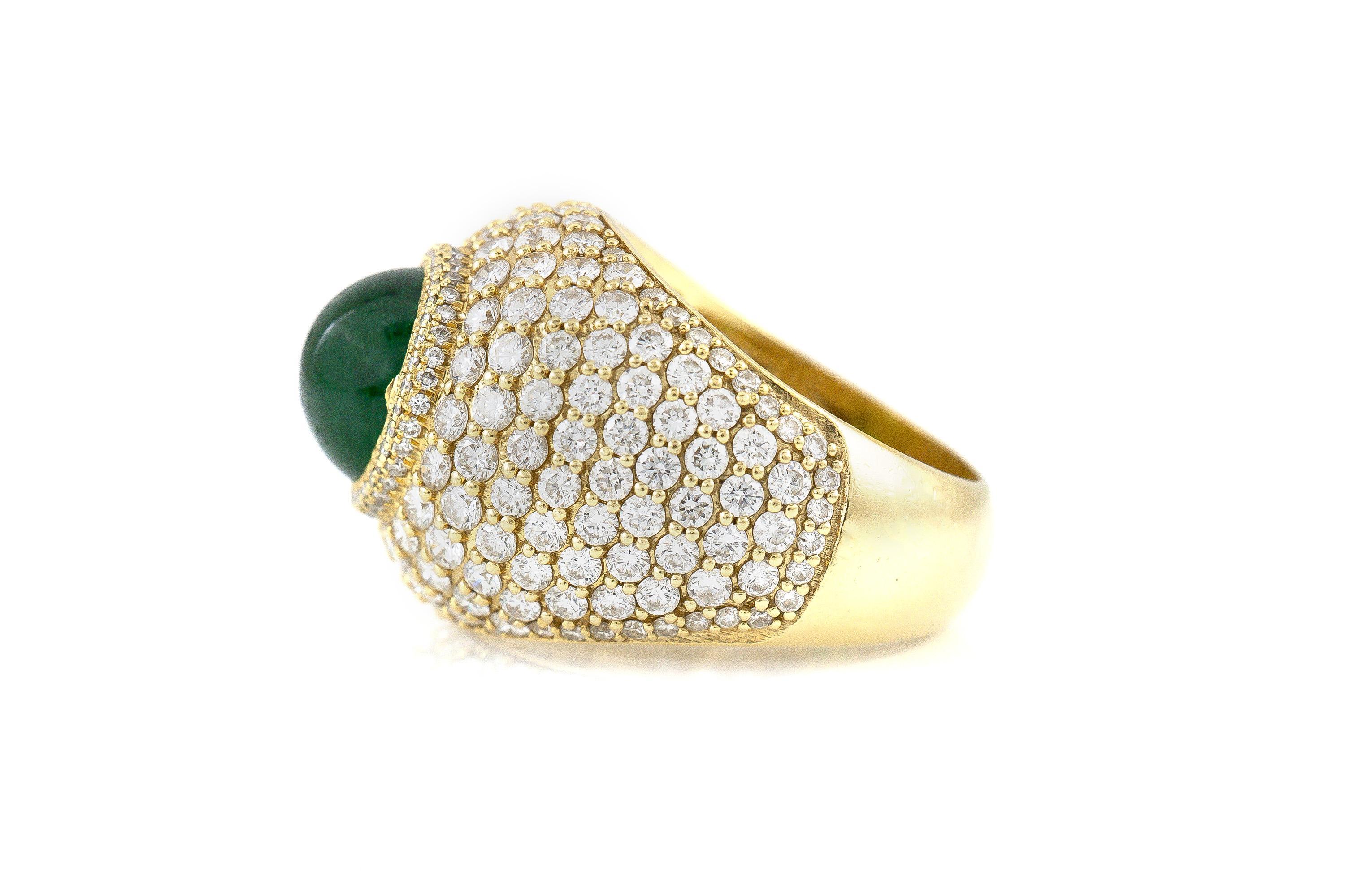 Fein in Handarbeit aus 18 Karat Gelbgold mit einem Cabochon-Smaragd mit einem Gewicht von ca. 3,00 Karat, umgeben von runden Diamanten im Brillantschliff mit einem Gesamtgewicht von ca. 8,00 Karat.
Circa 1980er Jahre
Größe 10, größenverstellbar
