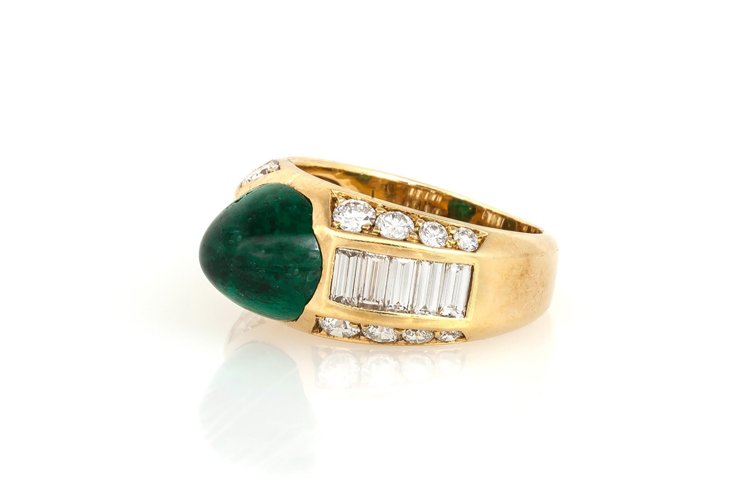 Finemente realizzato in oro giallo 18 carati con uno smeraldo cabochon di circa 3,00 carati circondato da diamanti rotondi a taglio Brilliante e Baguette per un totale di circa 2,40 carati.  
Circa anni '80
Misura 5 1/4, ridimensionabile