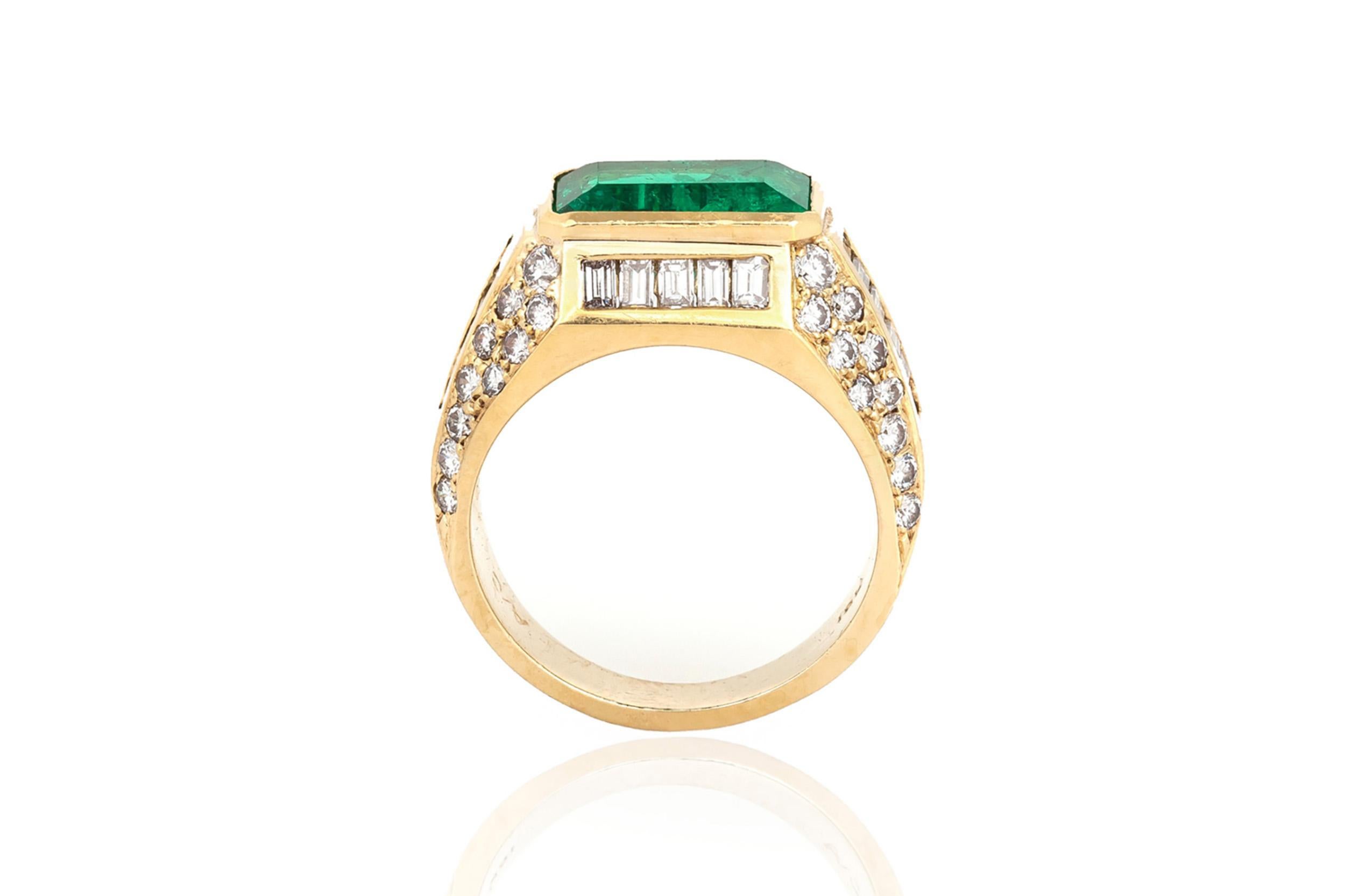 Vintage 1980s 3.06 Carat Emerald Ring with Diamonds In Good Condition For Sale In New York, NY
