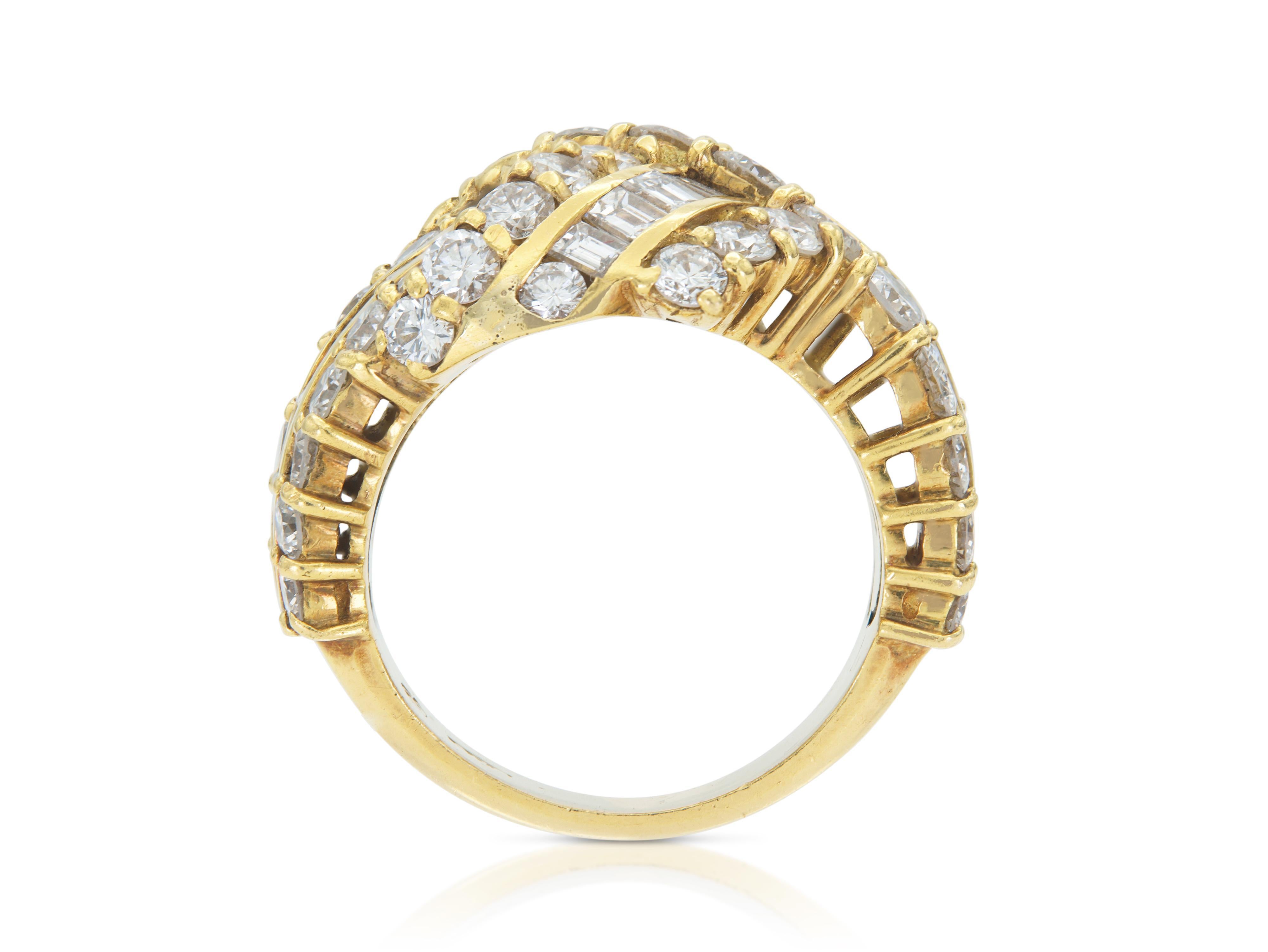 Vintage 1980s 3.80 Carat Baguette and Round Cut Diamonds Ring In Good Condition For Sale In New York, NY