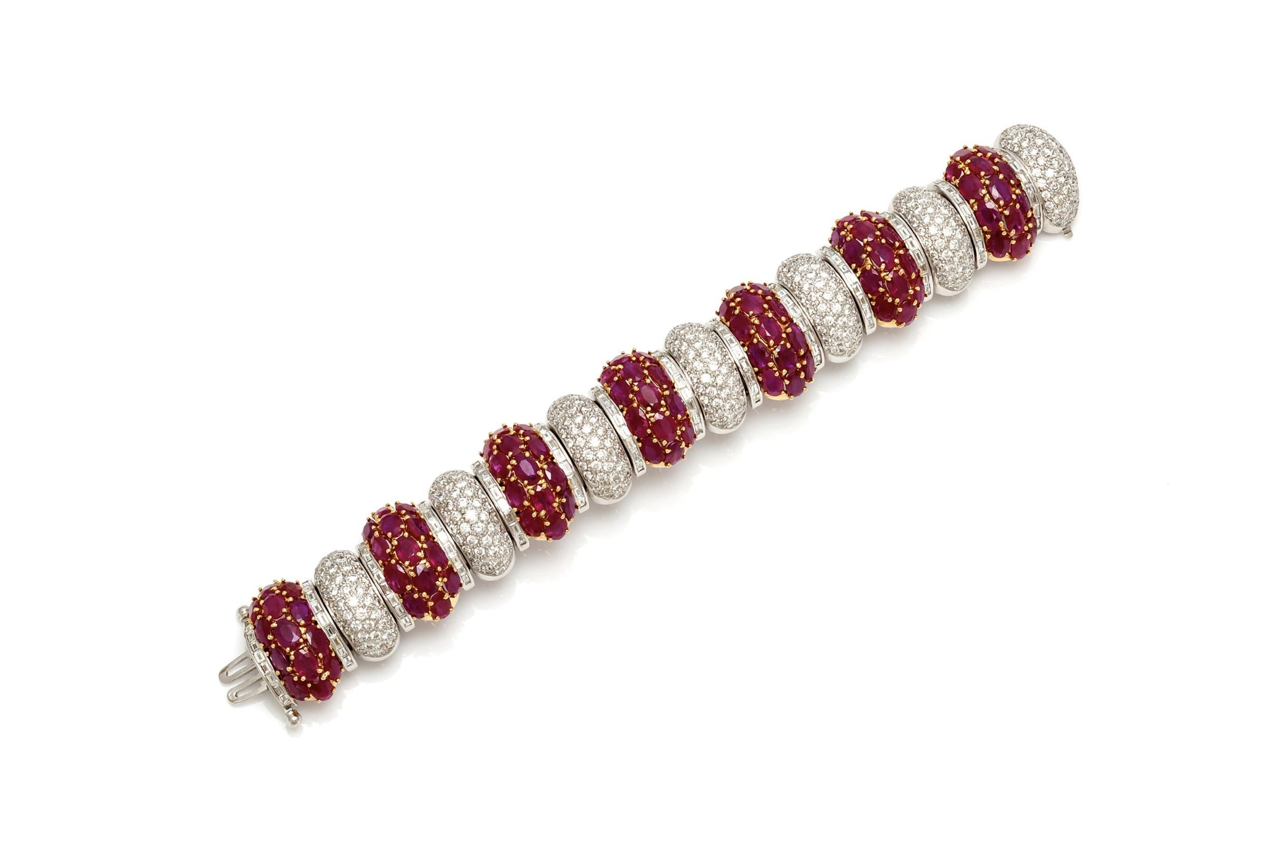 Finement réalisée en or blanc et jaune 18k avec des rubis de taille ovale pesant au total 52,39 carats, et des diamants de taille ronde, brillante et baguette pesant au total 15,75 carats.
Circa 1980
Taille 7 pouces