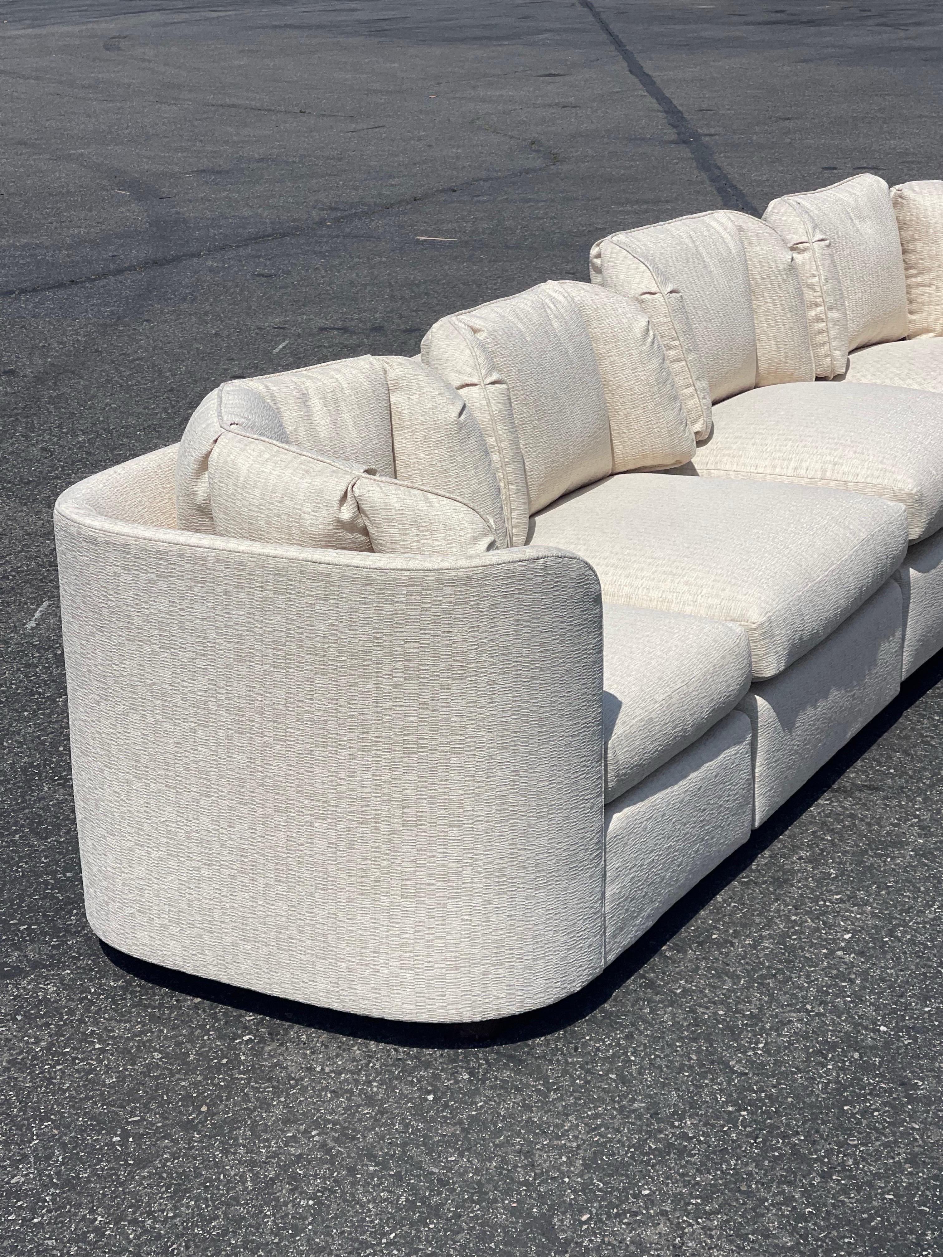 A stunning original 1980s Henredon Foli 500 sectional sofa, newly reupholstered ready for another 30 years. The fabric is hard wearing, not delicate. It’s also super neutral to match any home/ decor over time. Super comfortable. Can be configured