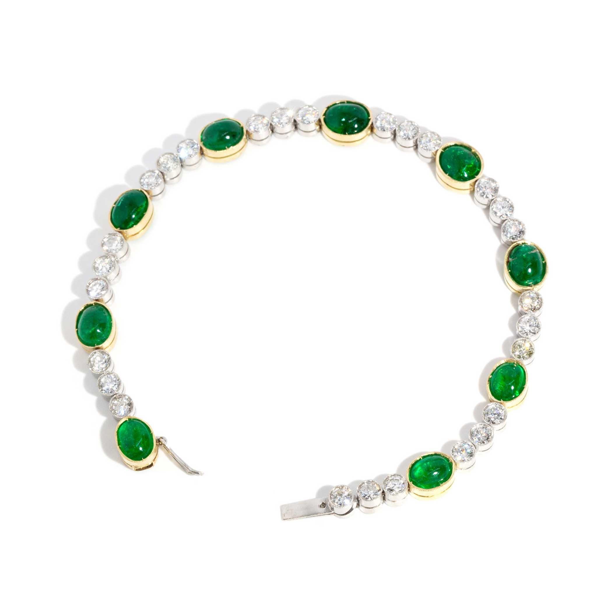 Ein atemberaubendes Meisterwerk, in dem Smaragde wie grüne Juwelen inmitten einer Kaskade von funkelnden Diamanten tanzen. Unser exquisites Shai-Tennisarmband aus 18-karätigem Gold ist eine kühne Sinfonie aus Farbe und Licht, die zeitlose Schönheit