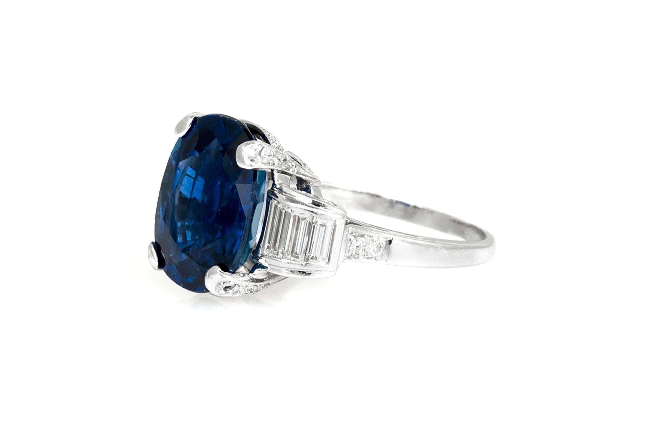 Finamente elaborada en platino, con un zafiro de talla ovalada de 8,16 quilates y diamantes talla baguette en engaste de canal y pequeños diamantes de talla redonda brillante de un peso total aproximado de 1,50 quilates.
Alrededor de 1980
Talla 6