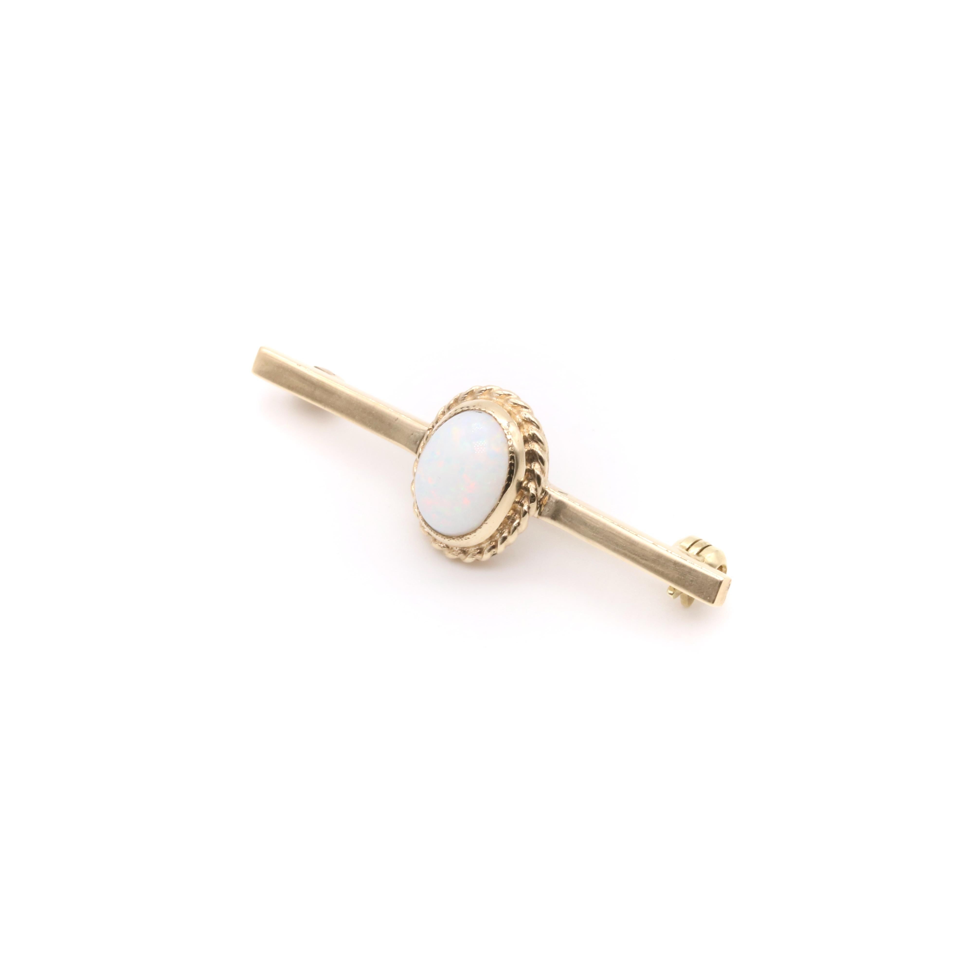 Vintage 1980s 9K Yellow Gold Opal Solitaire Bar Brooch In Good Condition For Sale In Staines-Upon-Thames, GB