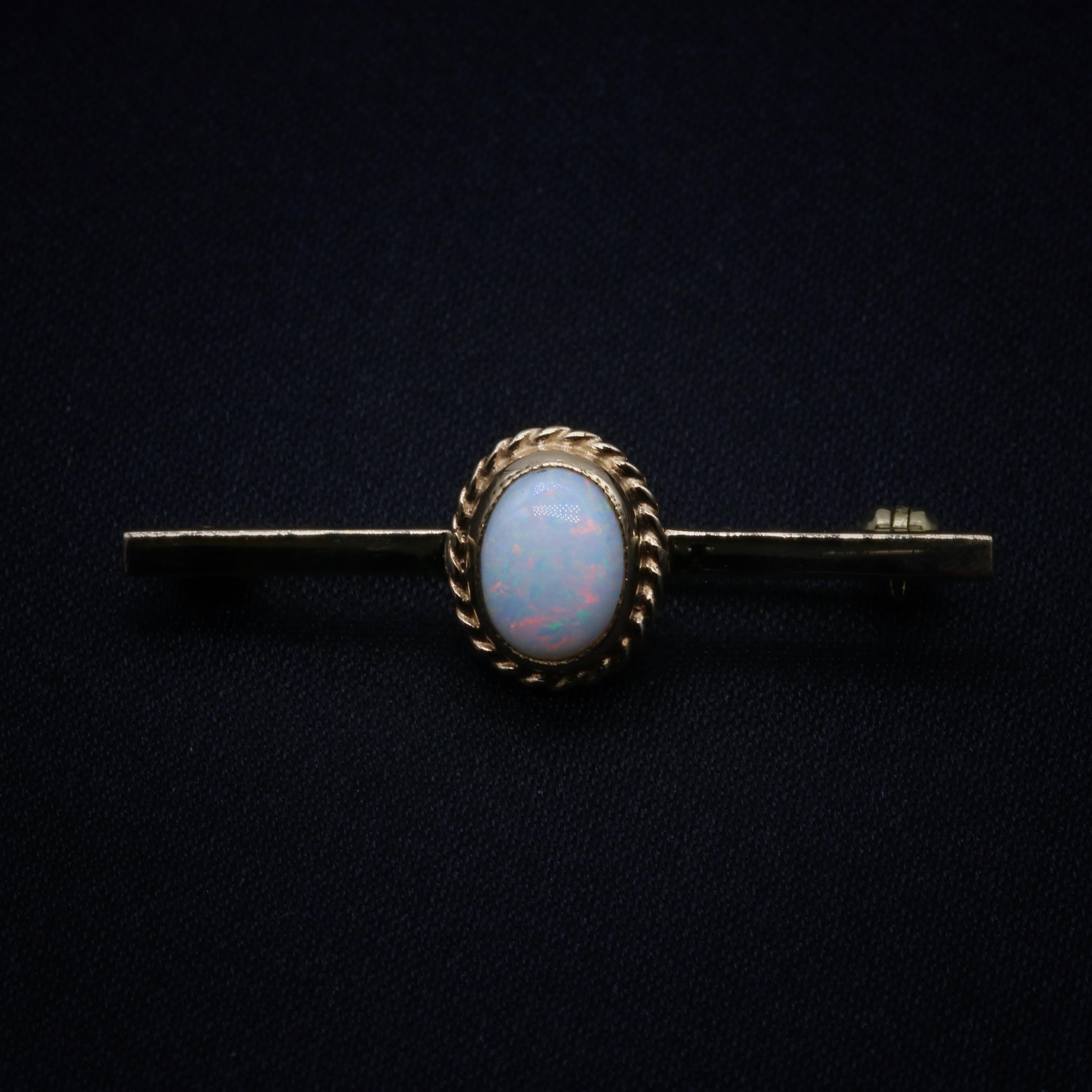 Vintage 1980s 9K Yellow Gold Opal Solitaire Bar Brooch For Sale 1