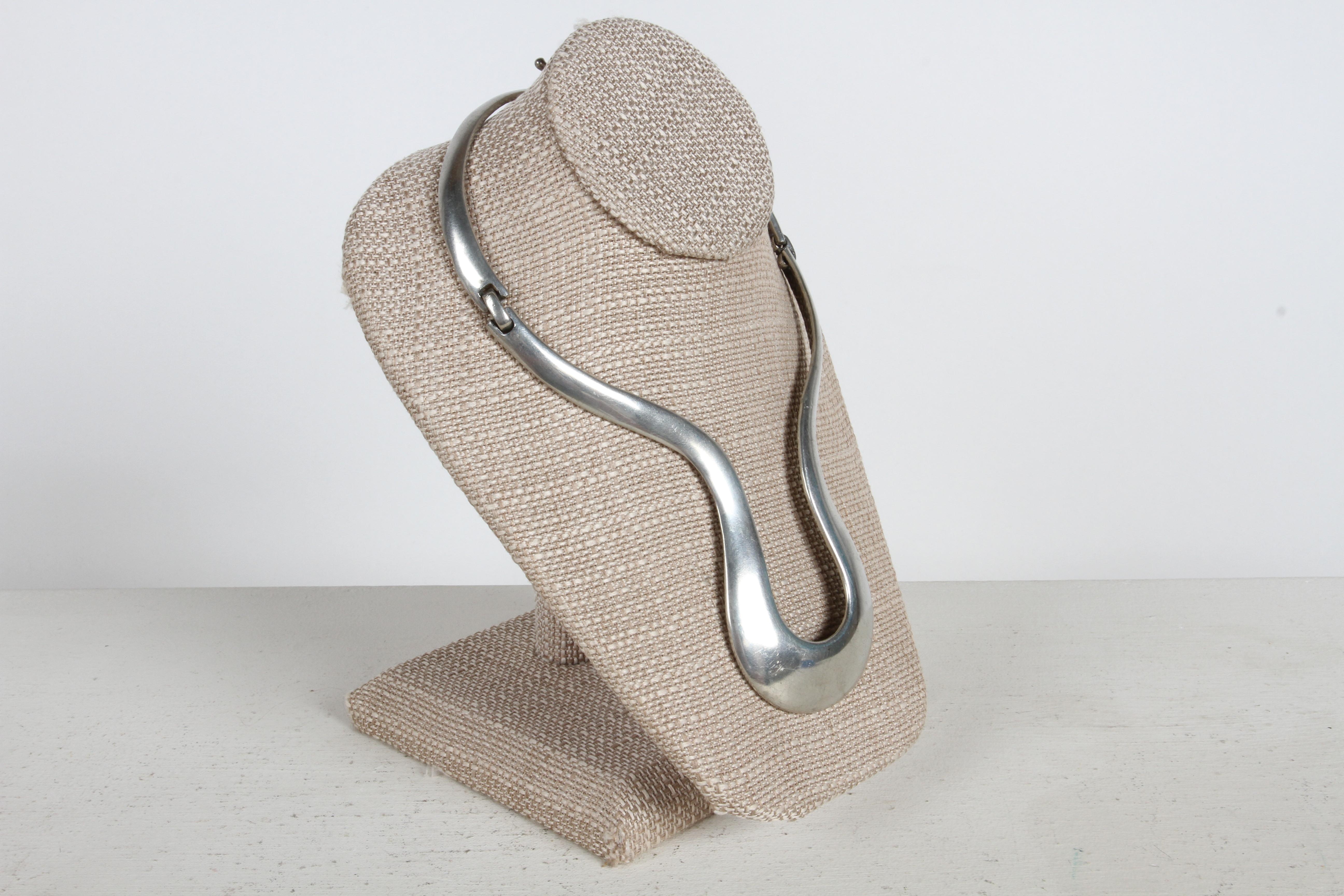 Vintage c. 1980er Jahre Designer Alexis Kirk (1936-2010), artikuliert Silber-Ton skulpturale Halskette Halskette. Kirk war bekannt für seine kühnen, skulpturalen Statement-Stücke. Hergestellt in NYC, USA

Maßnahmen 16 Zoll um den Hals, 8 Zoll lang x