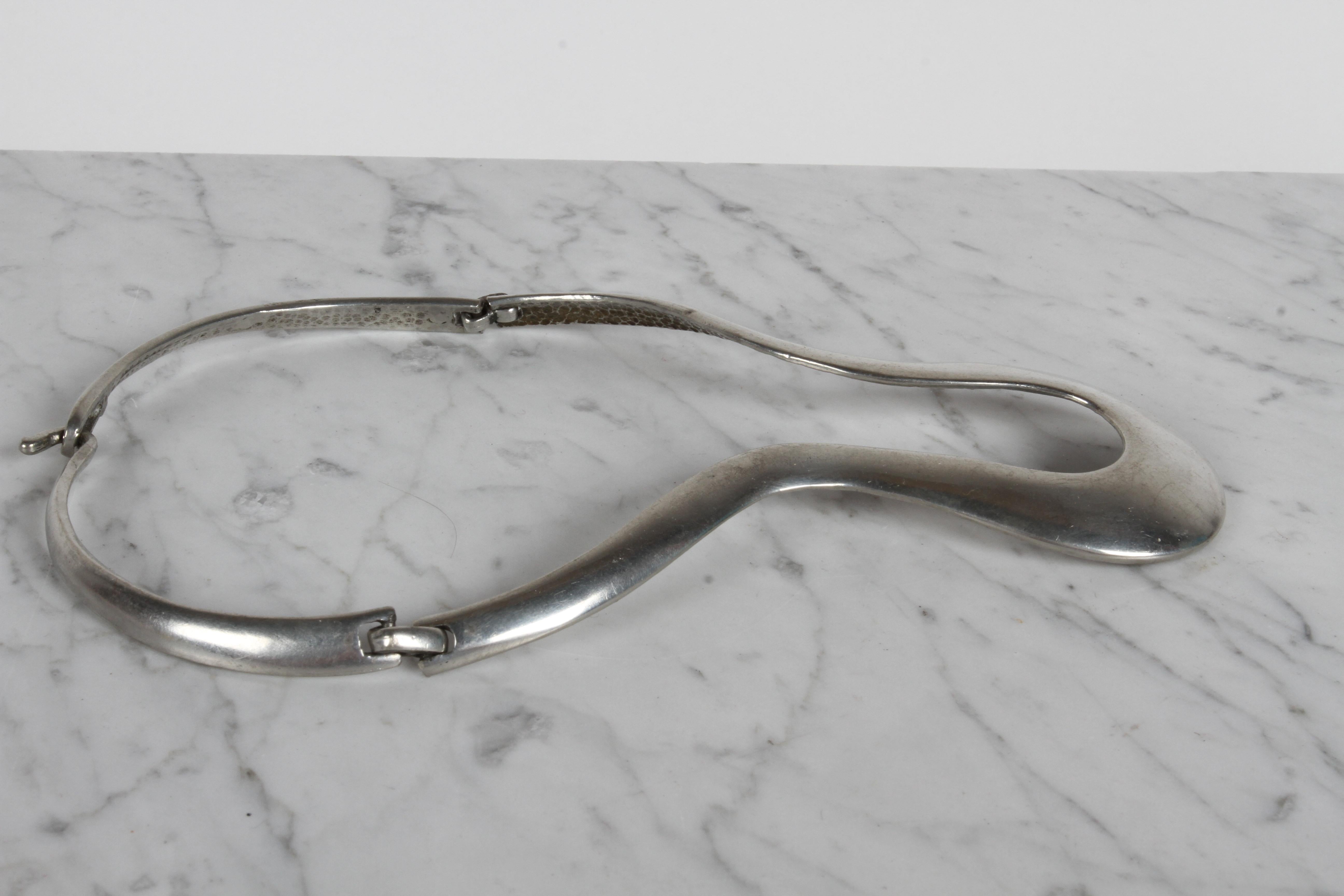 Vintage 1980s Alexis Kirk gegliederte skulpturale Silber Ton Choker Halskette (Metall) im Angebot