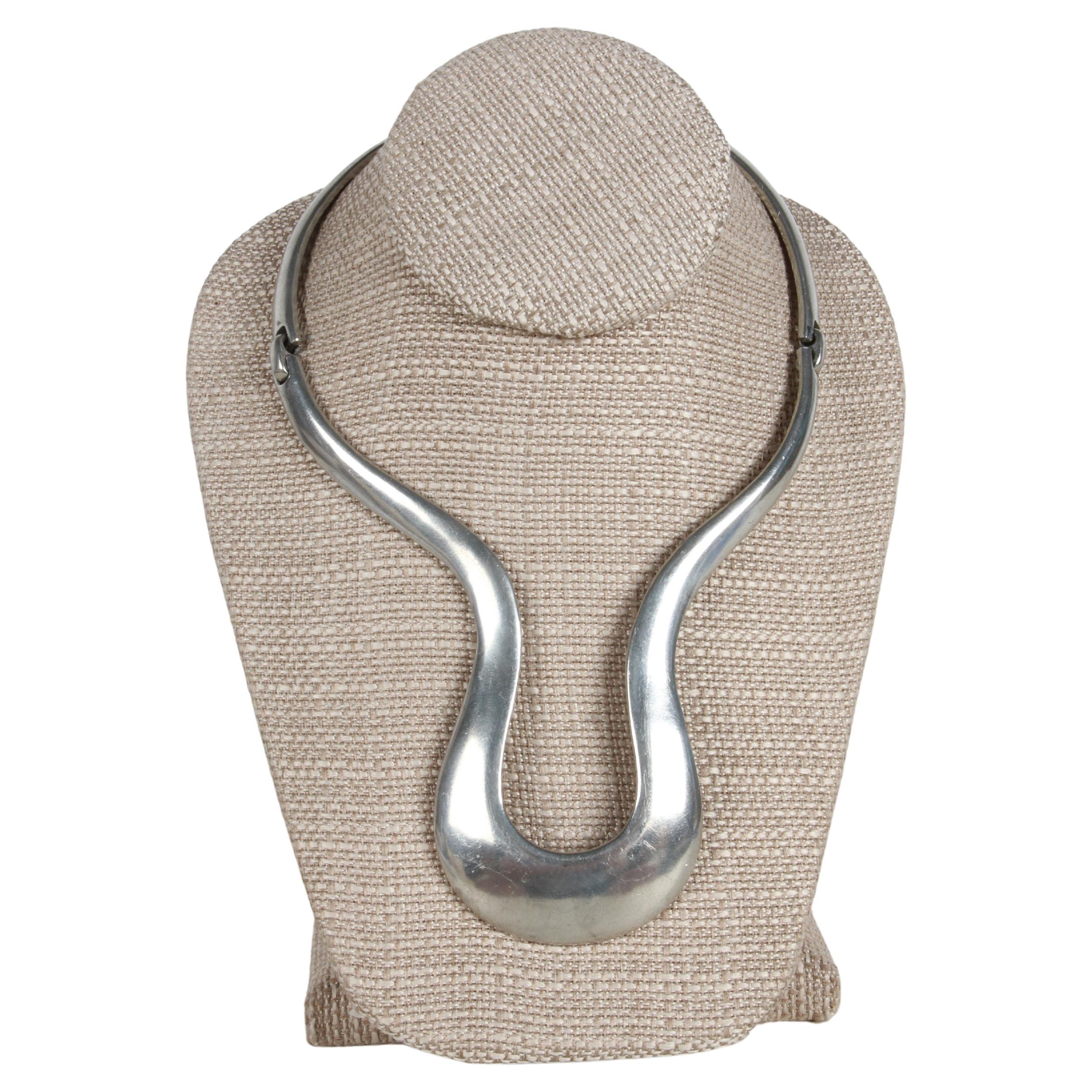 Collar gargantilla escultural articulado en tono plateado Alexis Kirk vintage de los años 80