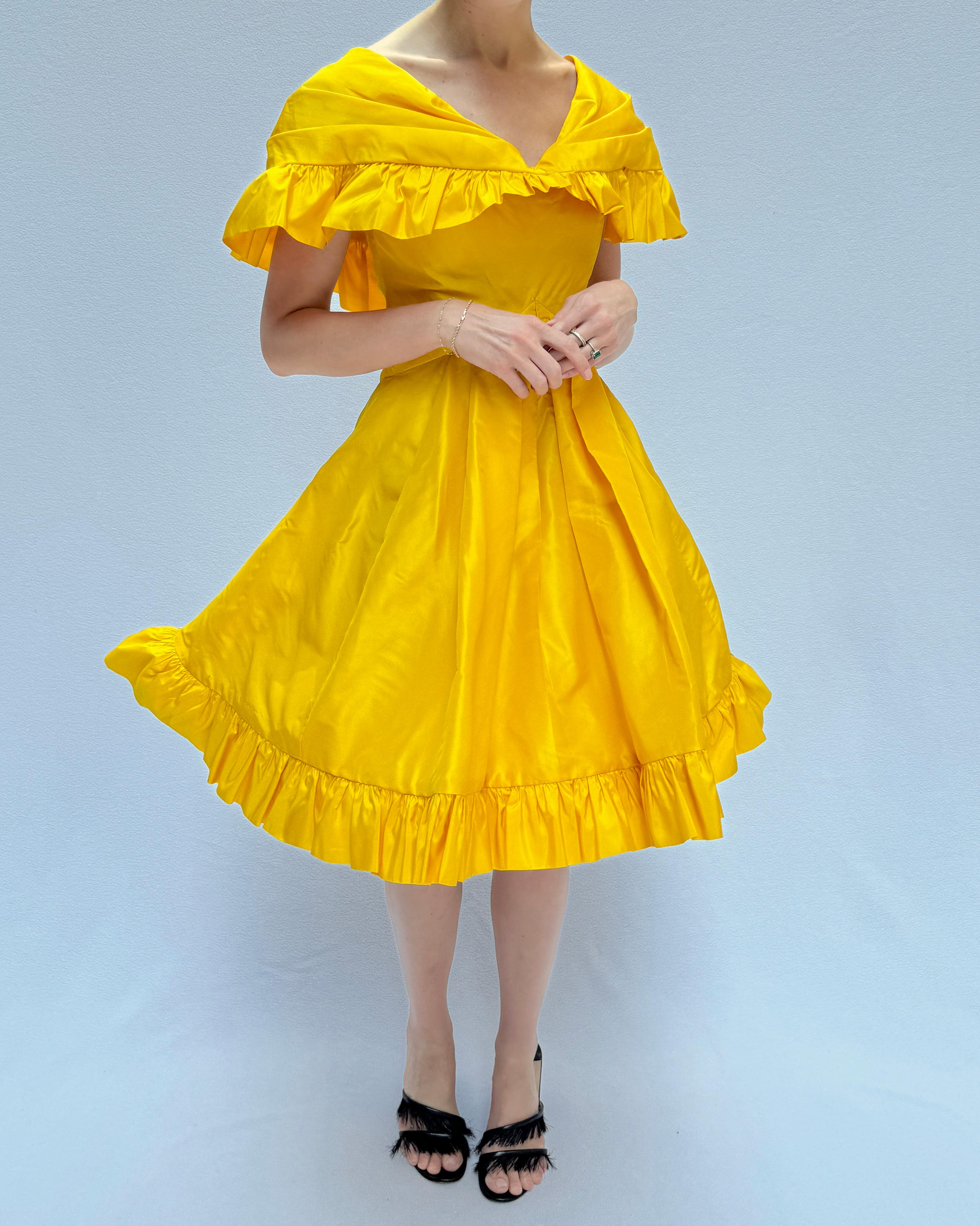 Questo esuberante abito da festa vintage anni '80 di Arnold Scaasi è il più splendido taffetà giallo narciso. La forma di quest'abito è così unica e così Scaasi - la costruzione è semplicemente incredibile.  Il corpetto è disossato e aderente come
