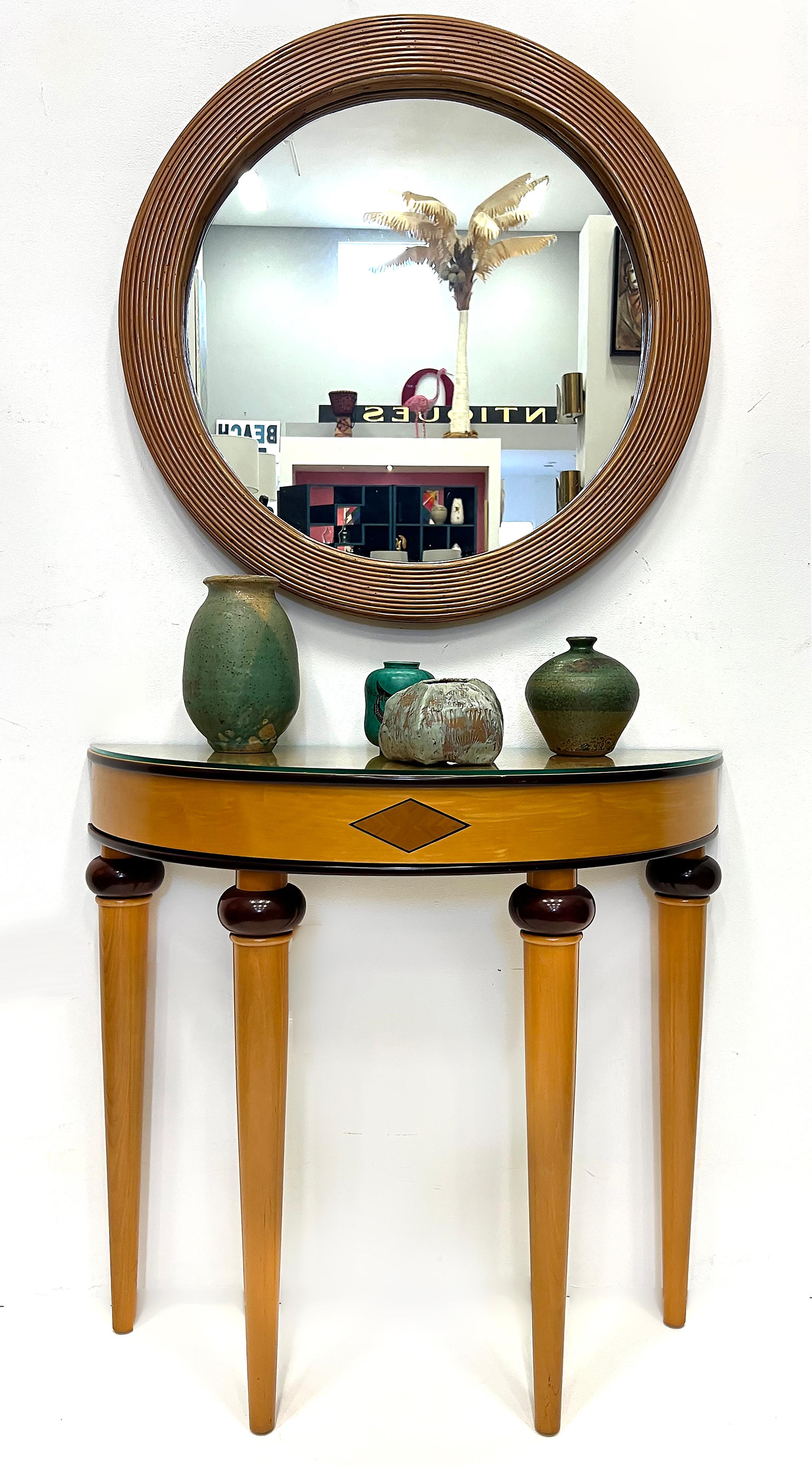 Tavolo consolle in legno Demi-Lune vintage Art Deco Revival degli anni '80, montato  Piano in vetro 


In vendita c'è una consolle vintage anni '80 in legno demi-lune Art Deco Revival con un sostanzioso piano in vetro montato. Questo grazioso tavolo