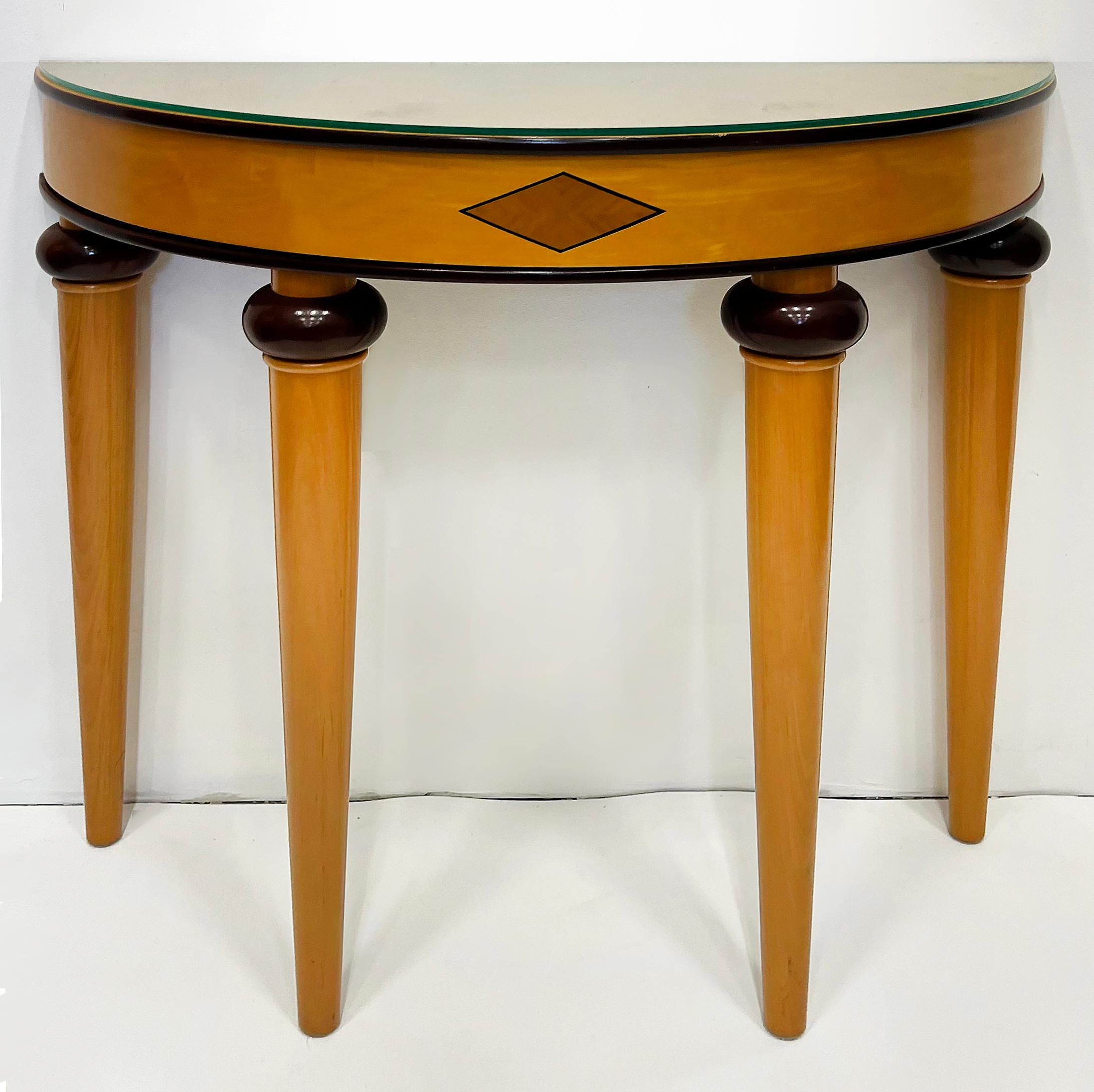 Art Déco Tavolo consolle in legno Demi-Lune vintage Art Deco Revival degli anni '80, montato  Piano in vetro in vendita