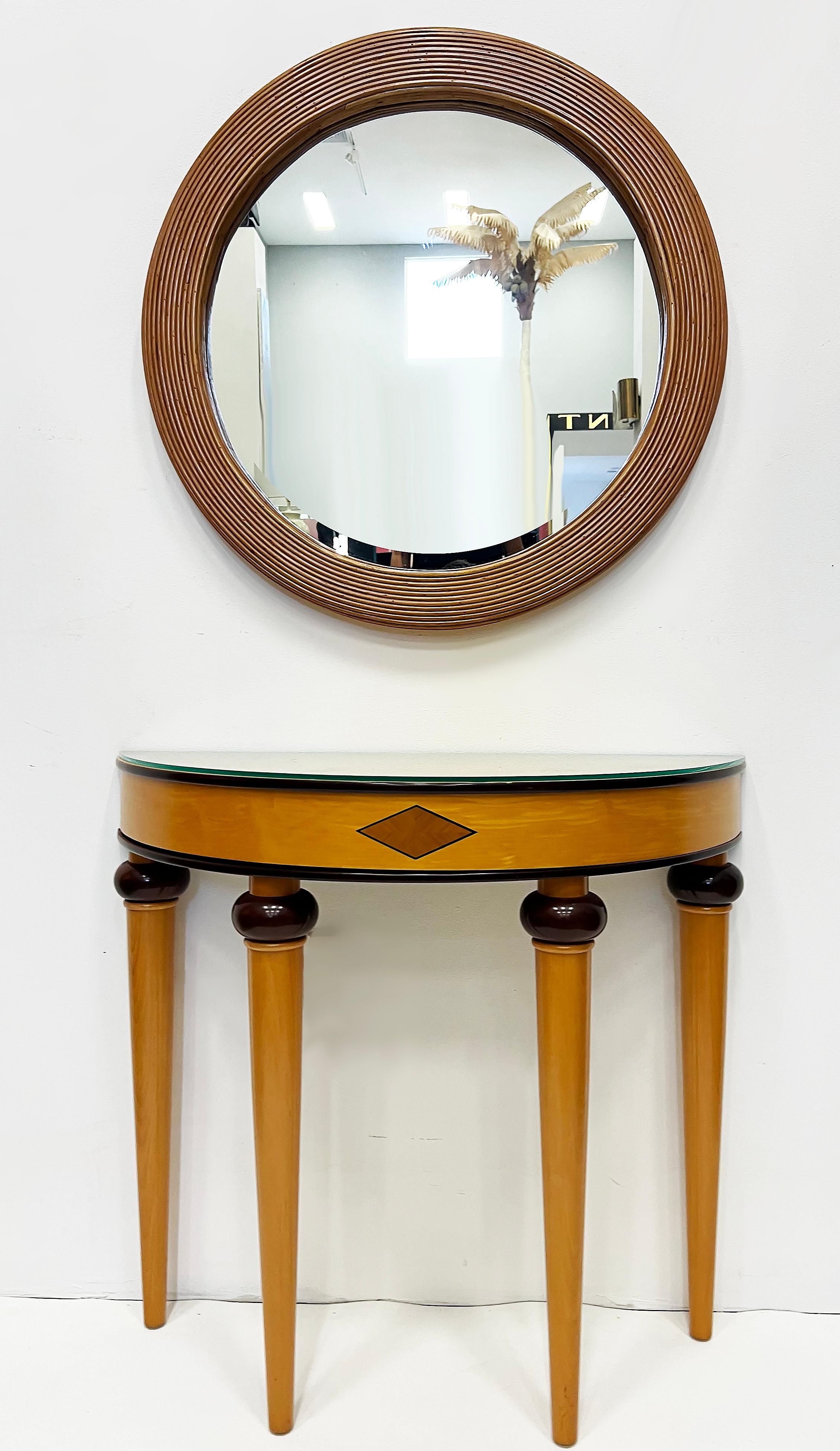 Tavolo consolle in legno Demi-Lune vintage Art Deco Revival degli anni '80, montato  Piano in vetro In condizioni buone in vendita a Miami, FL