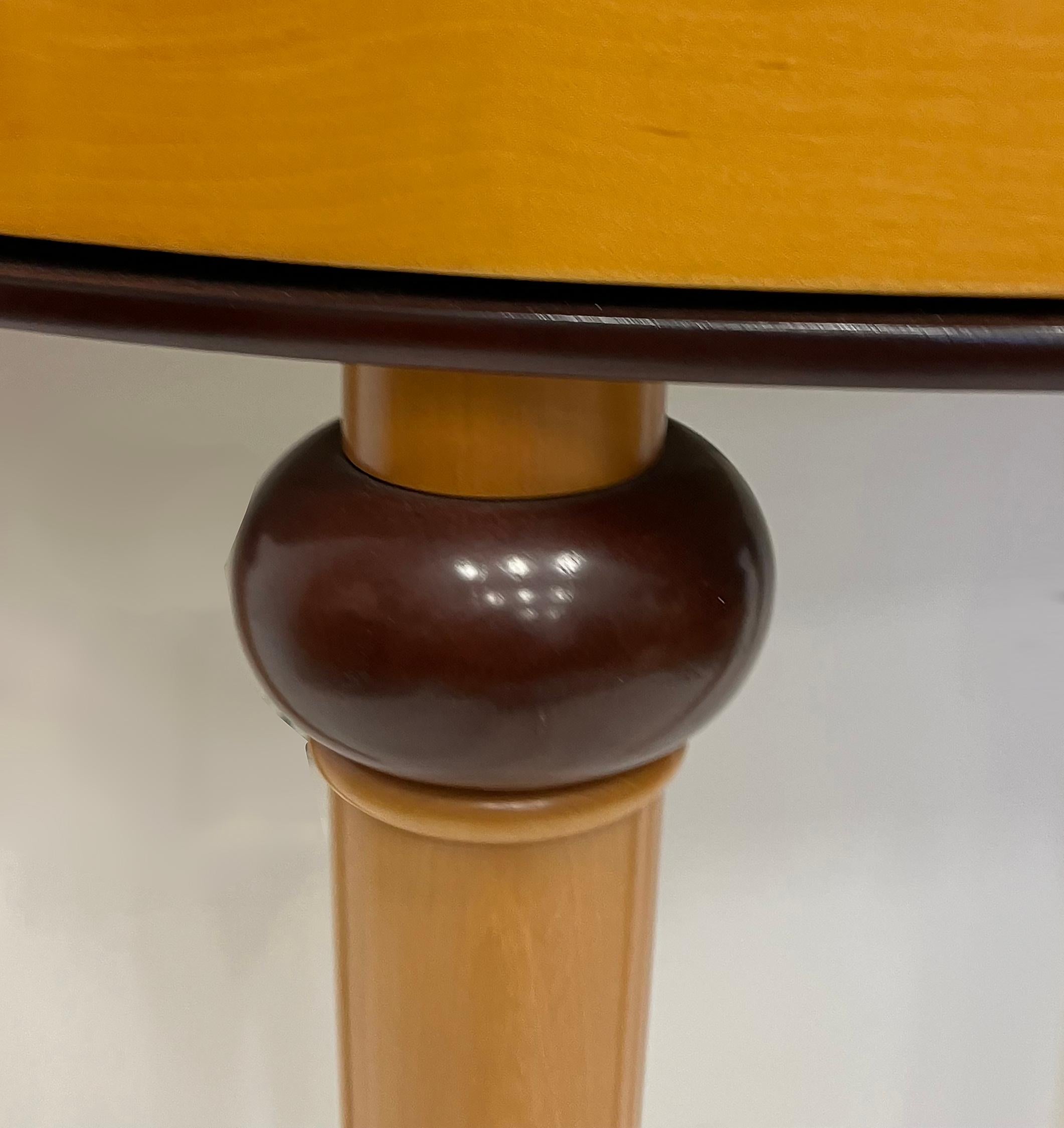 Tavolo consolle in legno Demi-Lune vintage Art Deco Revival degli anni '80, montato  Piano in vetro in vendita 1