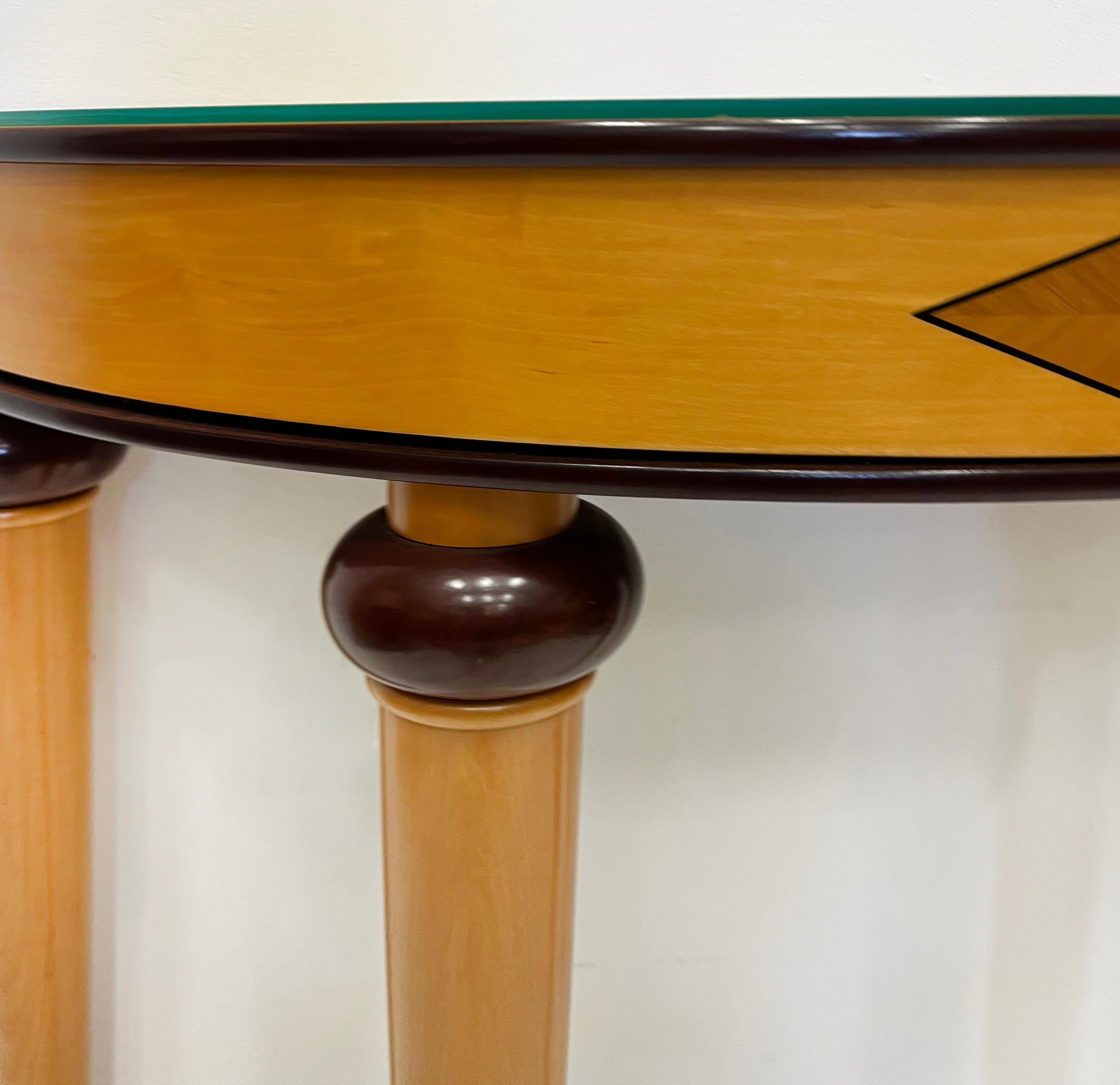 Tavolo consolle in legno Demi-Lune vintage Art Deco Revival degli anni '80, montato  Piano in vetro in vendita 2