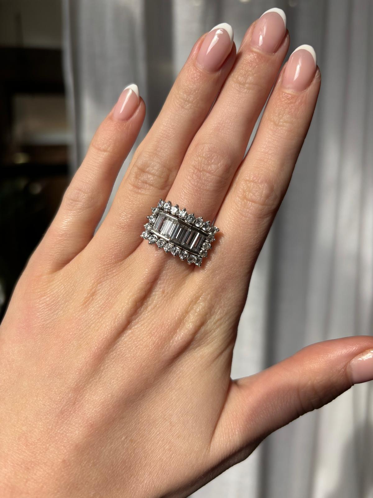 Vintage 1980's Baguette and Round Diamond Cluster Statement Ring in 18k Gold in vendita 4