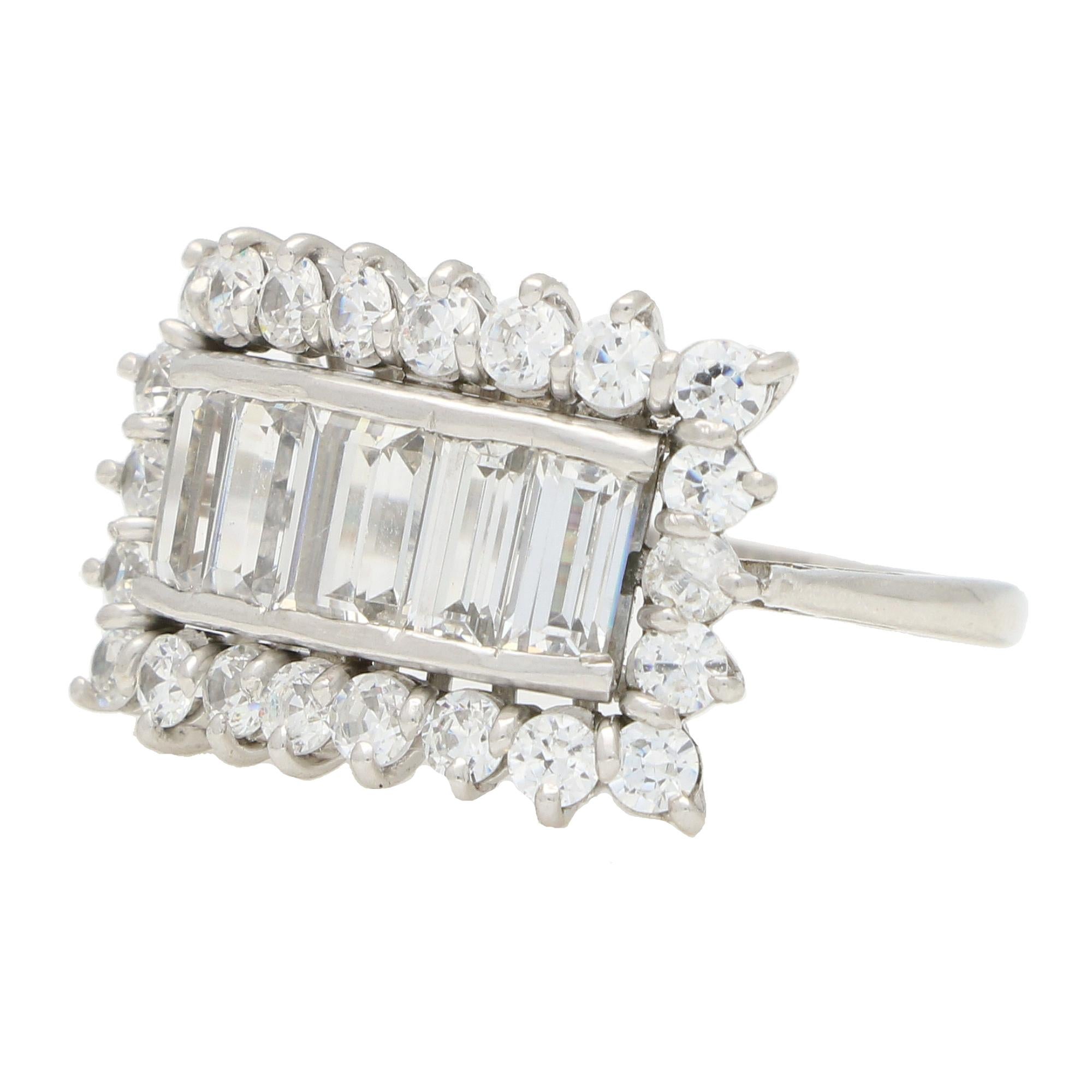 Art Déco Vintage 1980's Baguette and Round Diamond Cluster Statement Ring in 18k Gold in vendita