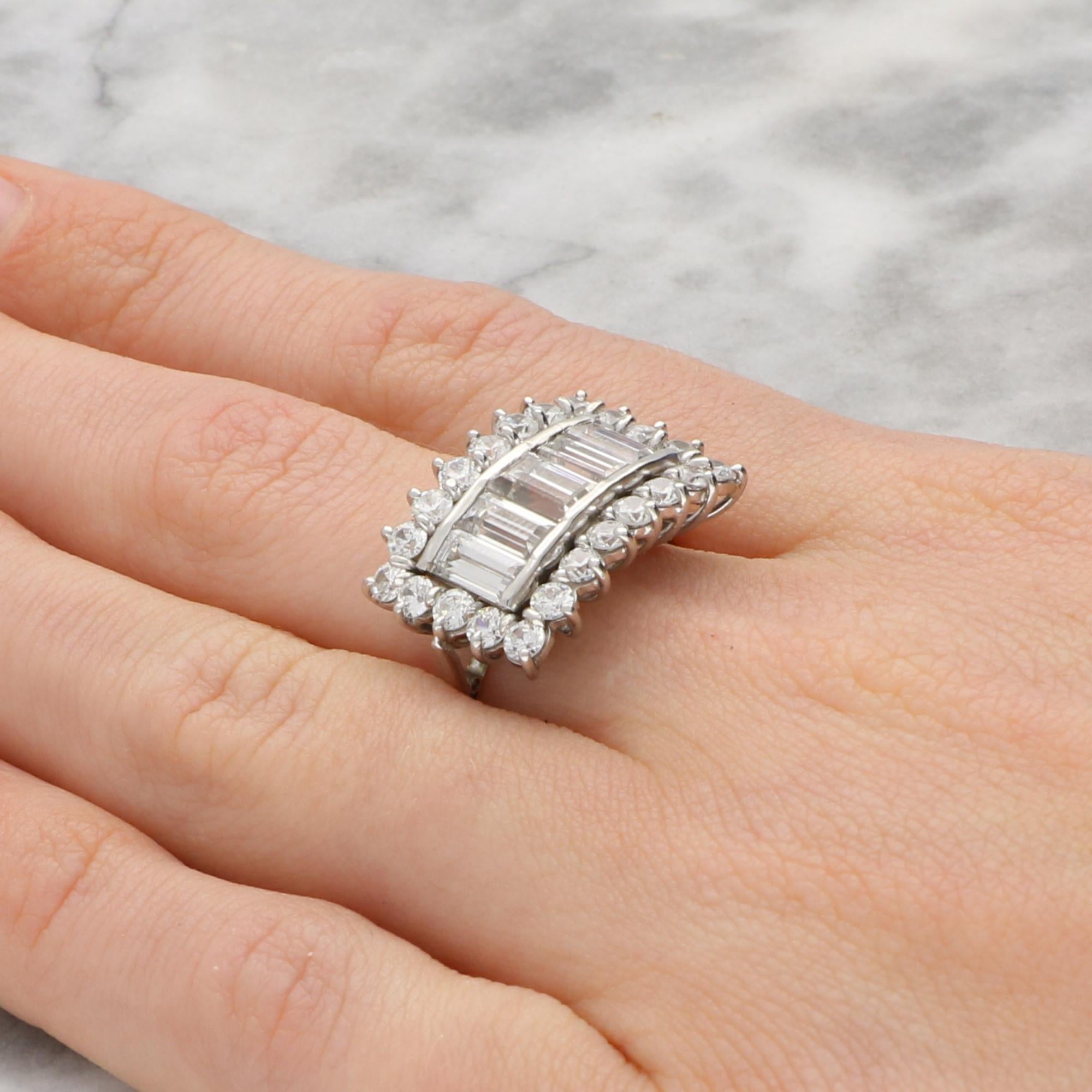 Taglio baguette Vintage 1980's Baguette and Round Diamond Cluster Statement Ring in 18k Gold in vendita