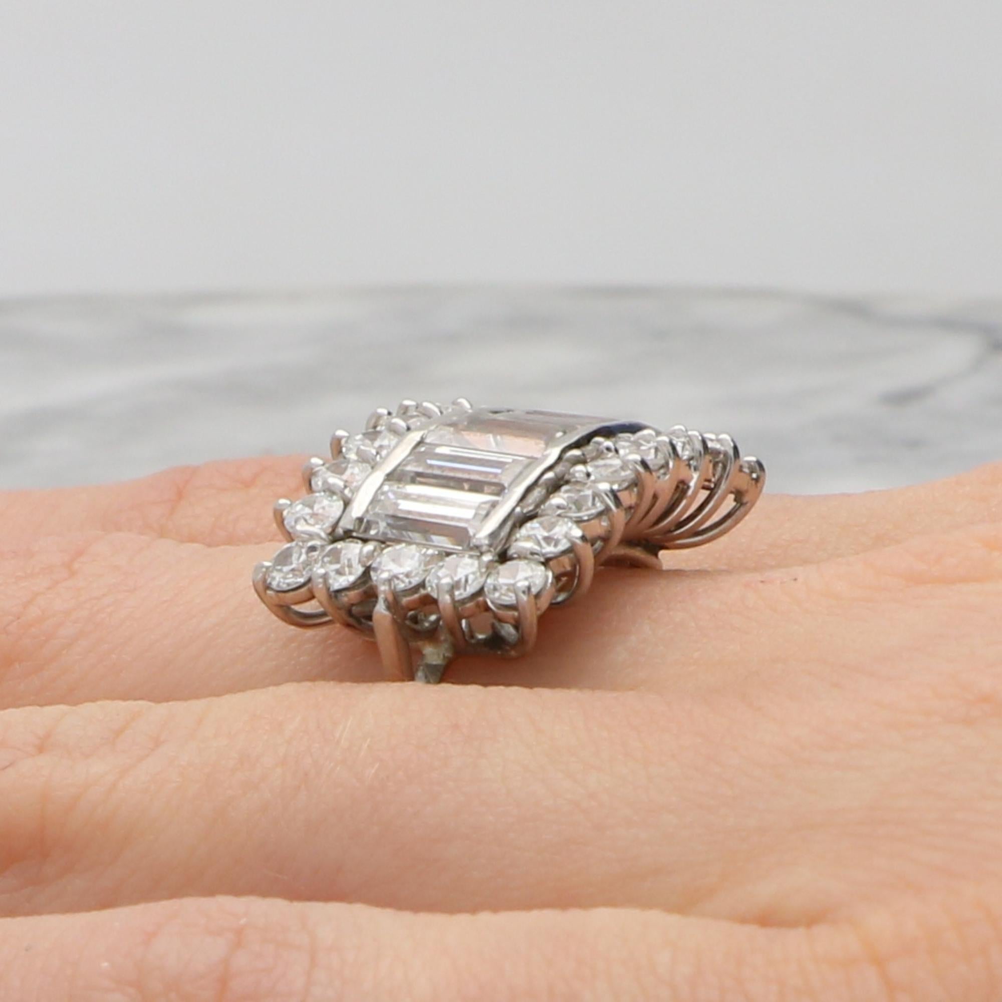 Vintage 1980's Baguette and Round Diamond Cluster Statement Ring in 18k Gold In condizioni ottime in vendita a London, GB