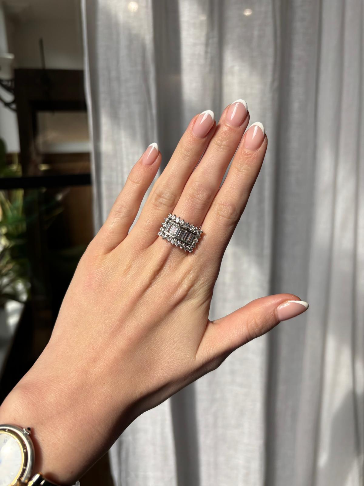 da uomo o donna Vintage 1980's Baguette and Round Diamond Cluster Statement Ring in 18k Gold in vendita