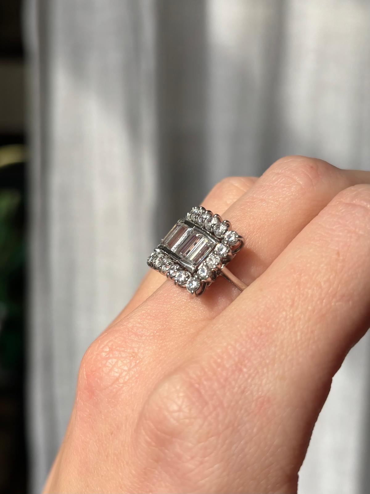 Vintage 1980's Baguette and Round Diamond Cluster Statement Ring in 18k Gold in vendita 1