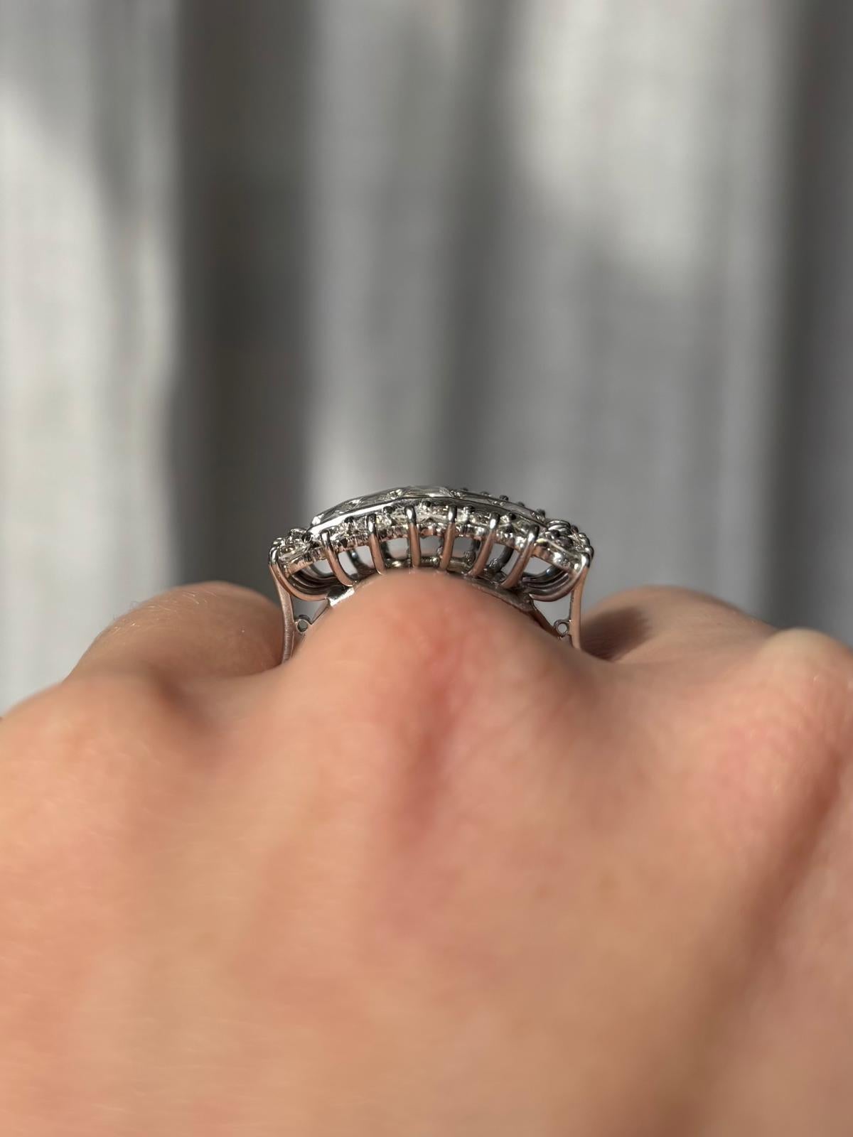 Vintage 1980's Baguette and Round Diamond Cluster Statement Ring in 18k Gold in vendita 3