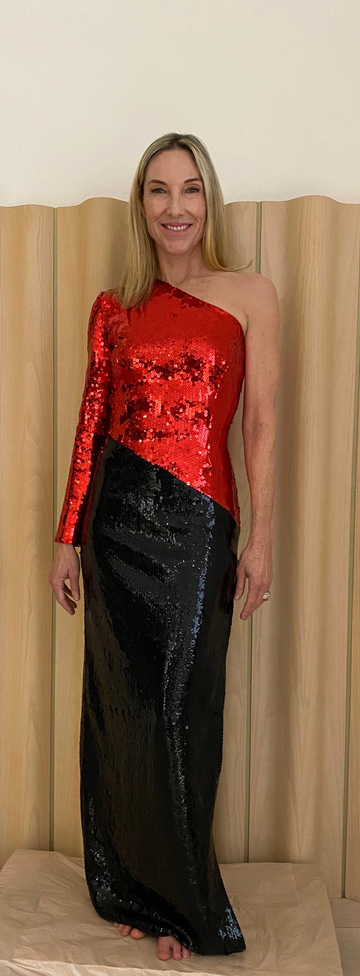 Vintage 1980s Bill Blass Red and Black One Shoulder Sequin Gown en vente 2