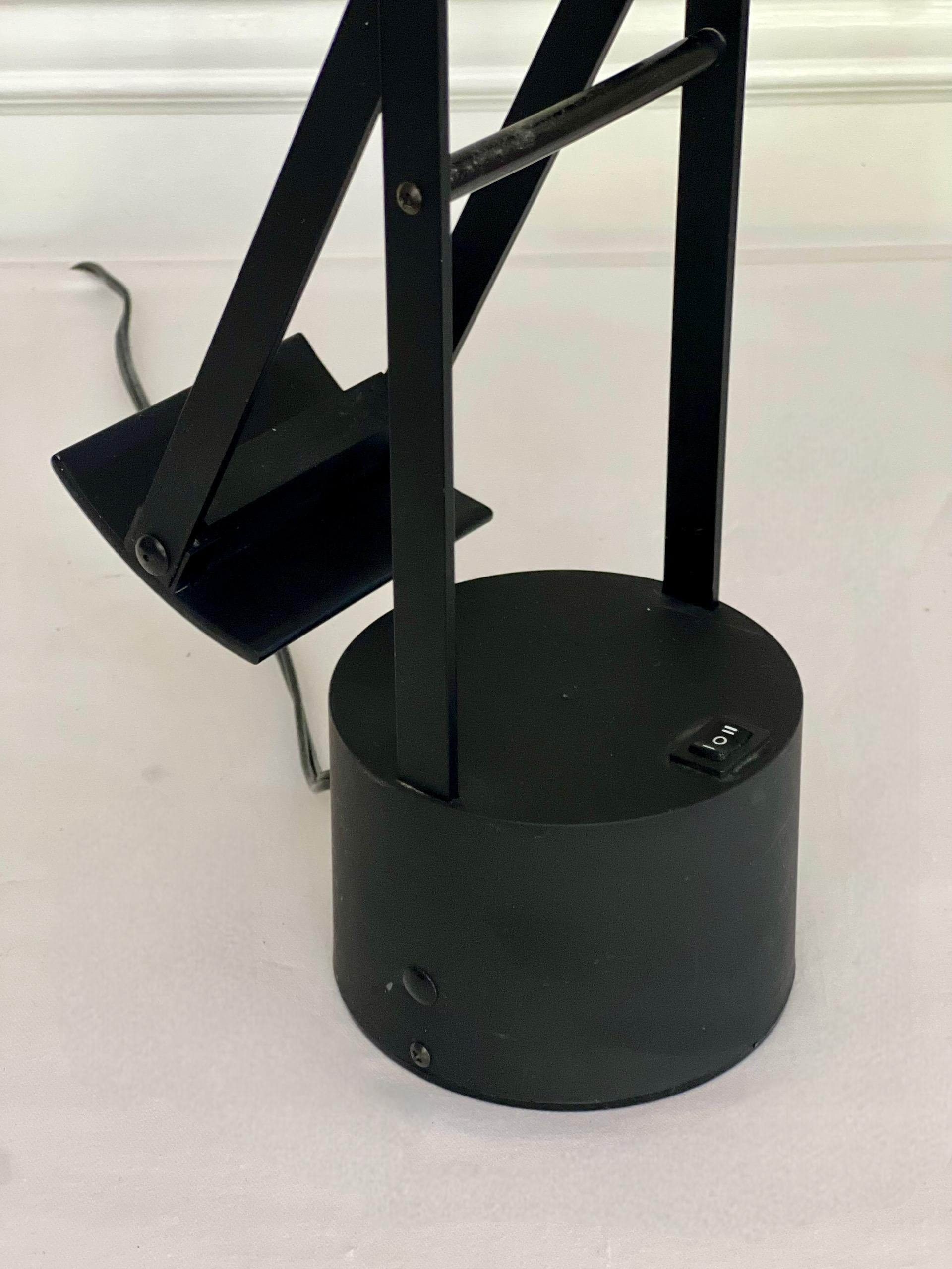 Paire de lampes de bureau halogènes modernistes noires des années 1980 en vente 4