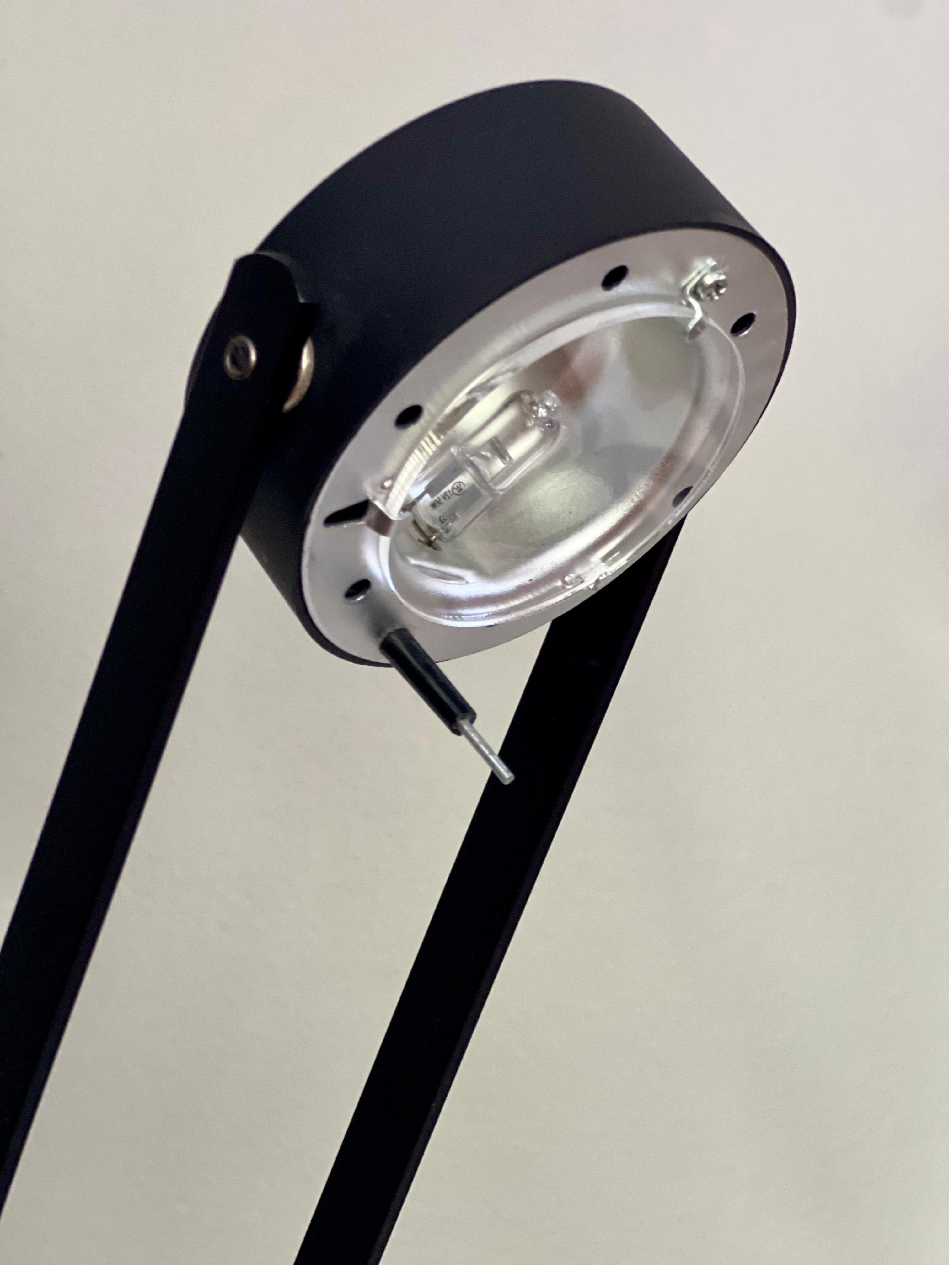 Paire de lampes de bureau halogènes modernistes noires des années 1980 en vente 5