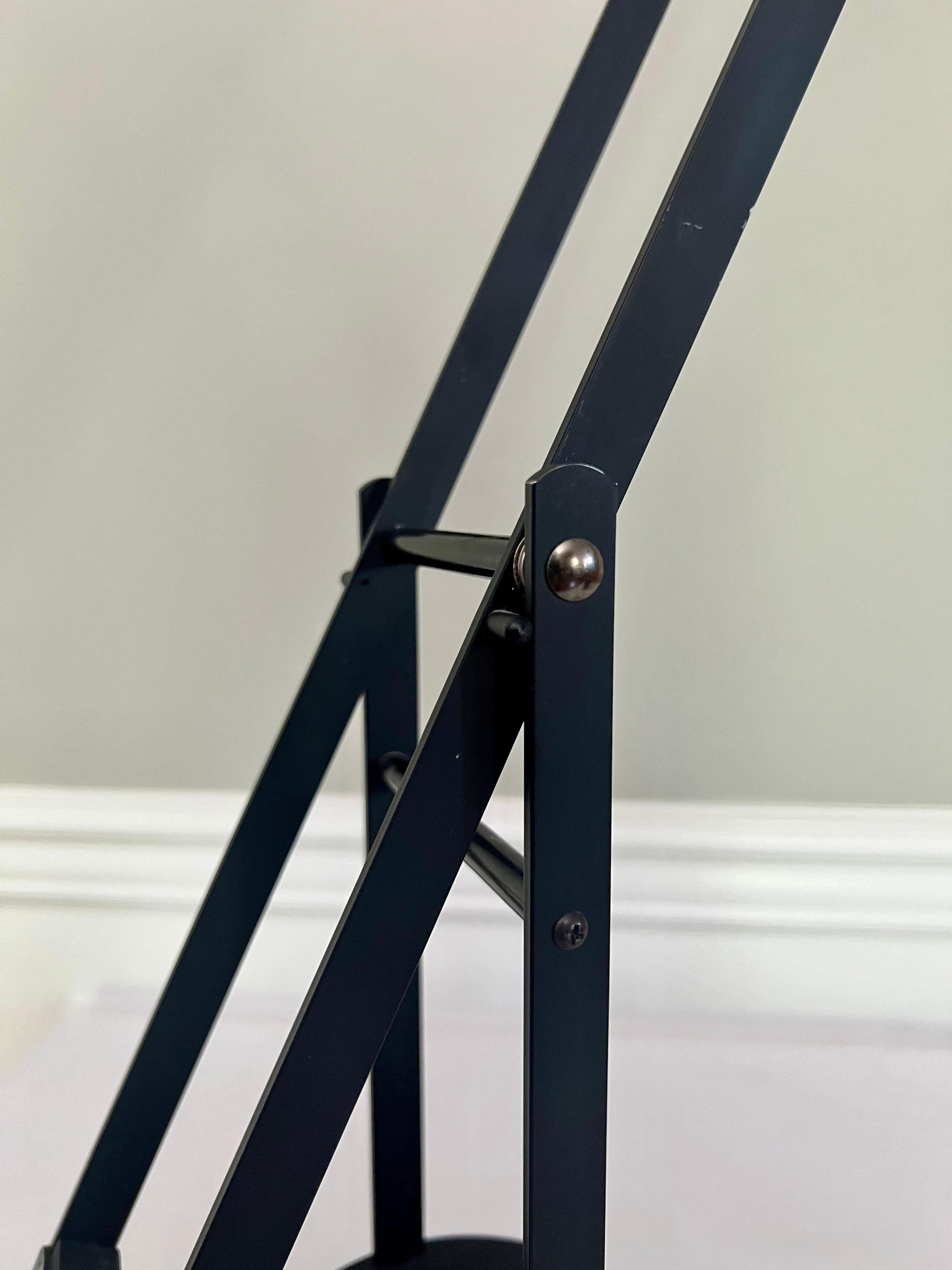 Paire de lampes de bureau halogènes modernistes noires des années 1980 en vente 7